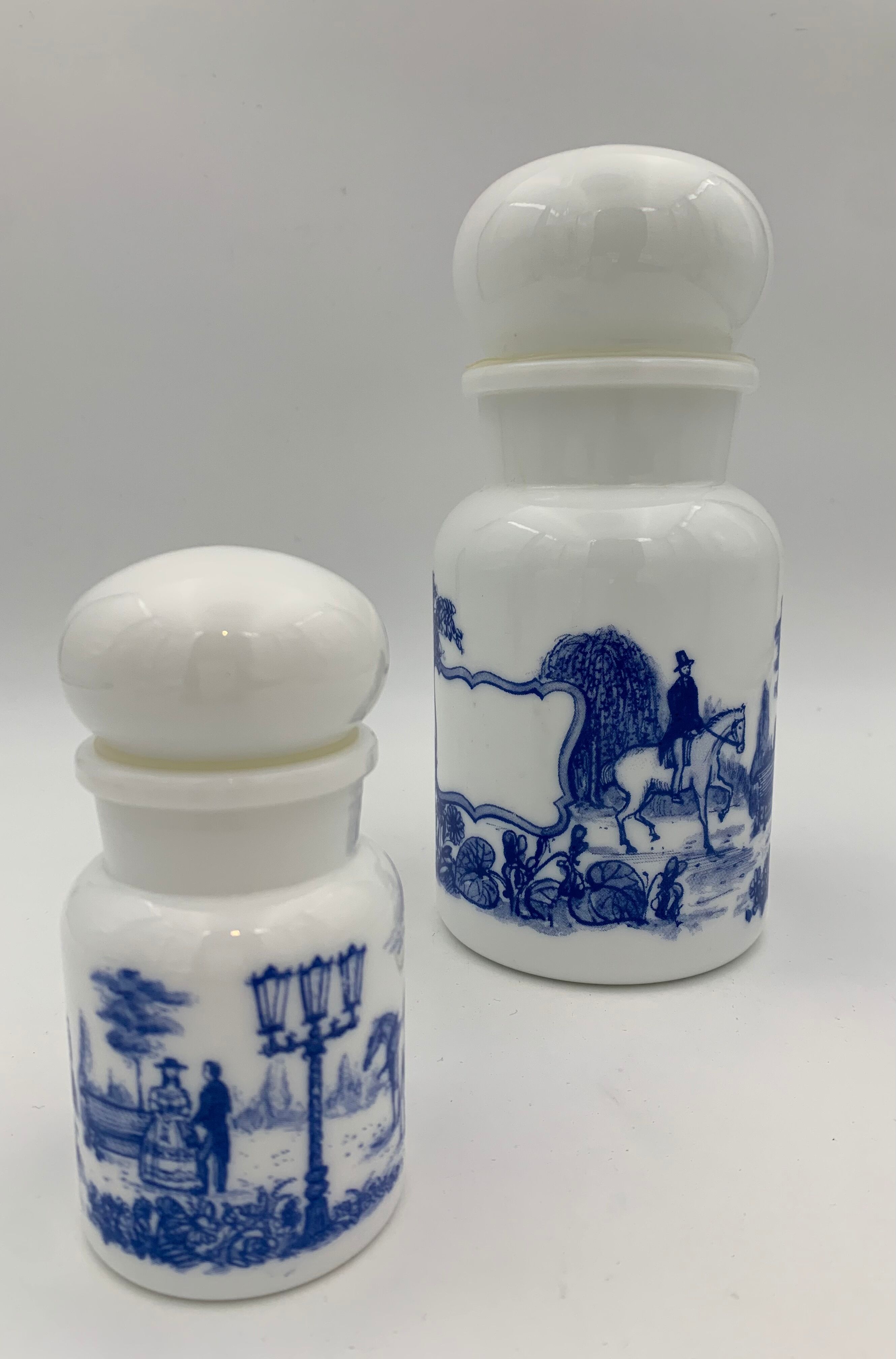 Lot de deux flacons vintage pots à épices bocaux en opaline blanche, décor bleu - Années 1970