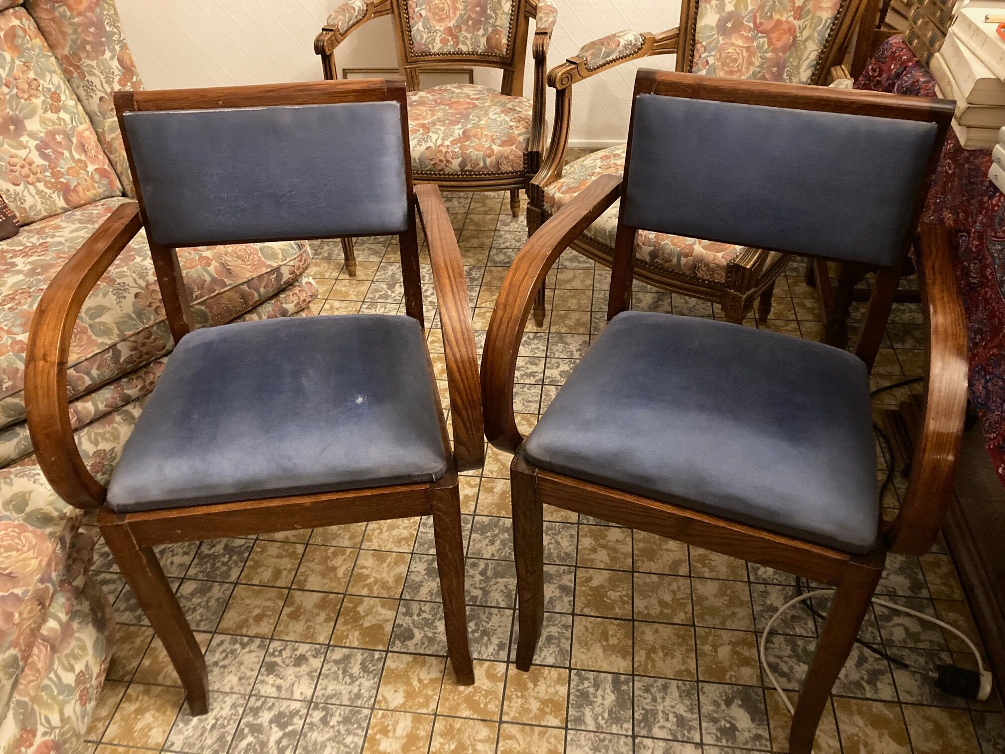 Chairs with armrests