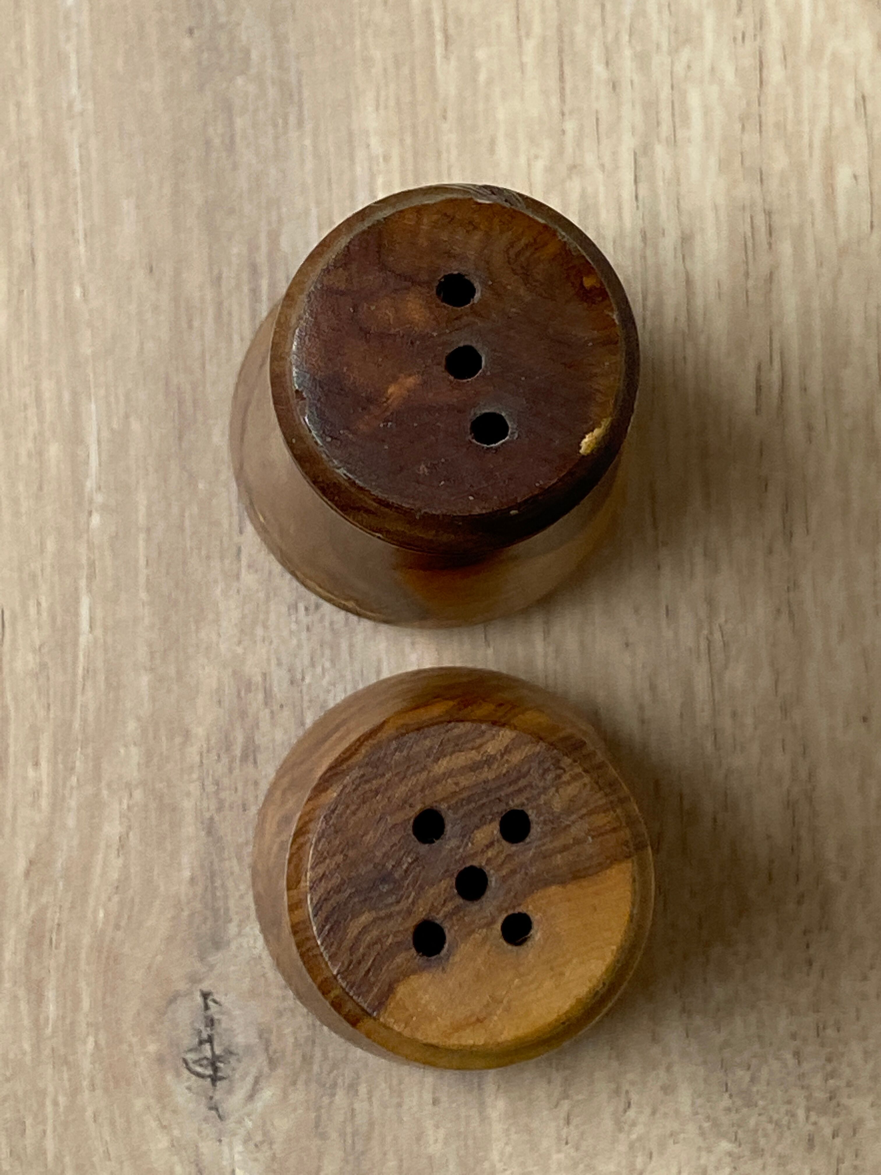 Salt and pepper shaker in Olivier