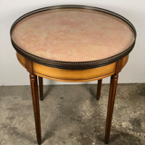 Table bouillotte de style Louis XVI en placage merisier à dessus marbre saumoné