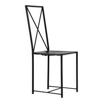 Chaise de salle à manger italienne postmoderne en cuir noir en forme de « X », années 1980
