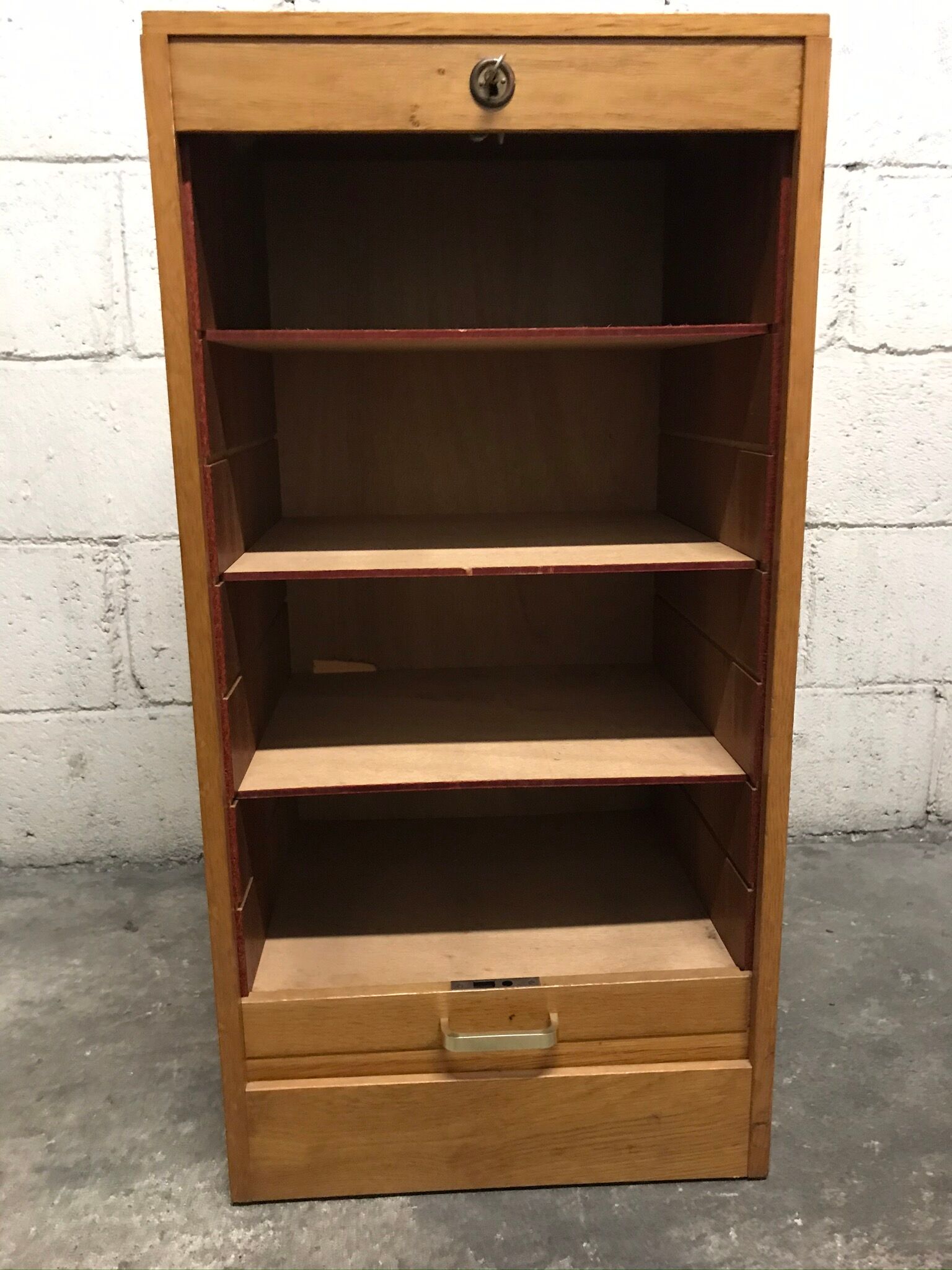 Vintage curtain-shaped binder in light honey-coloured oak