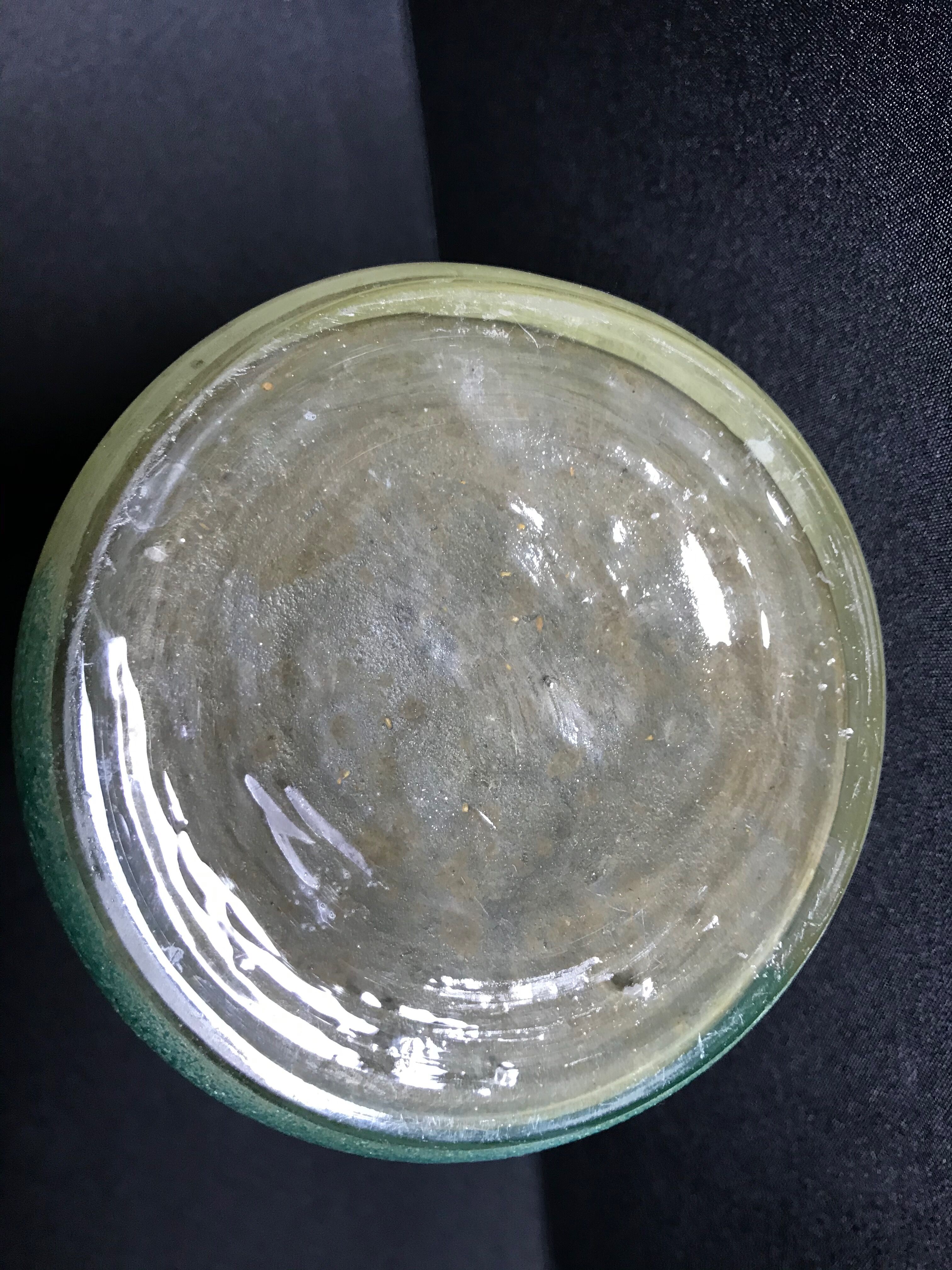 1435 Discreet brand with heel to decipher vase