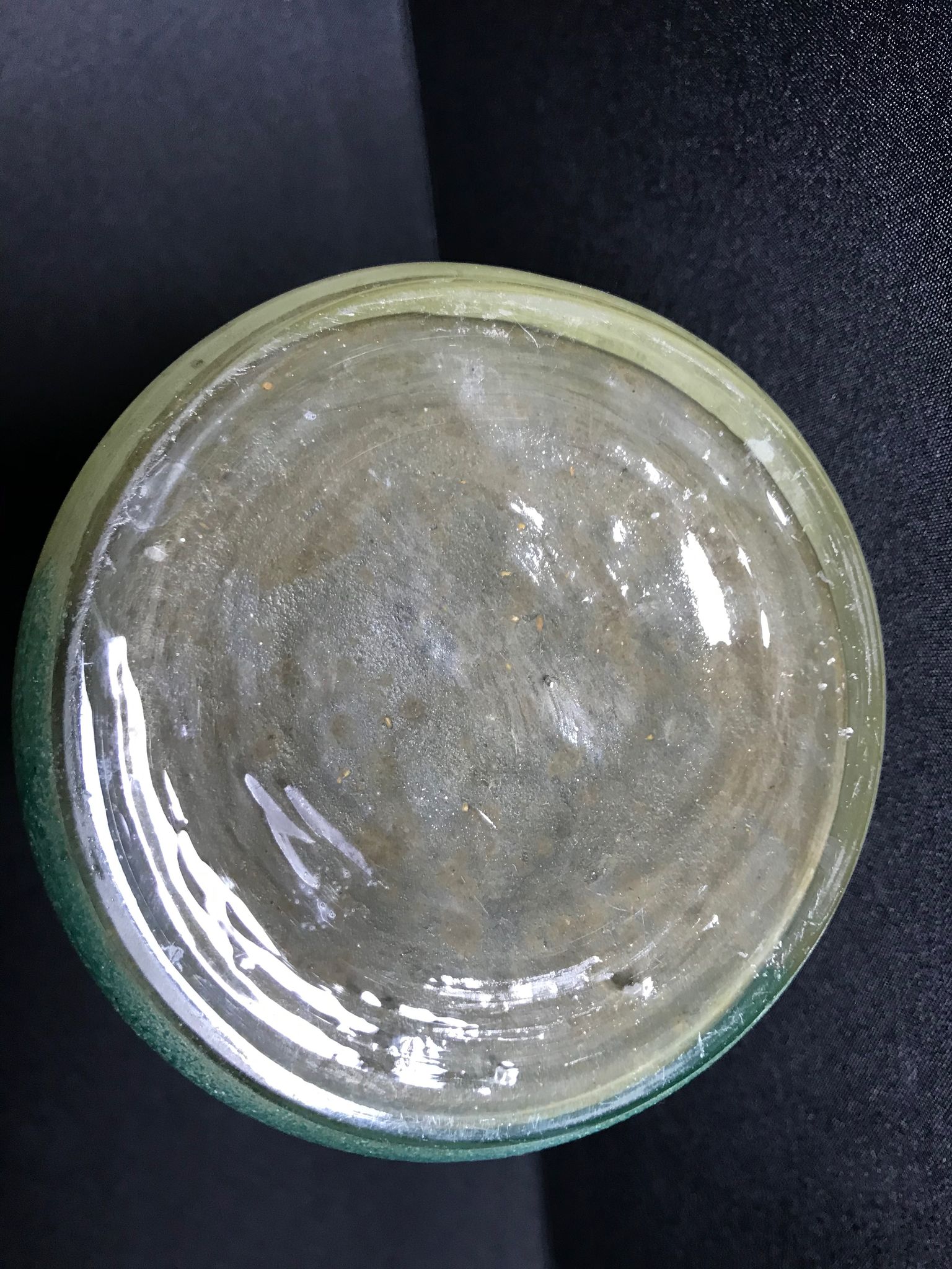 1435 Discreet brand with heel to decipher vase