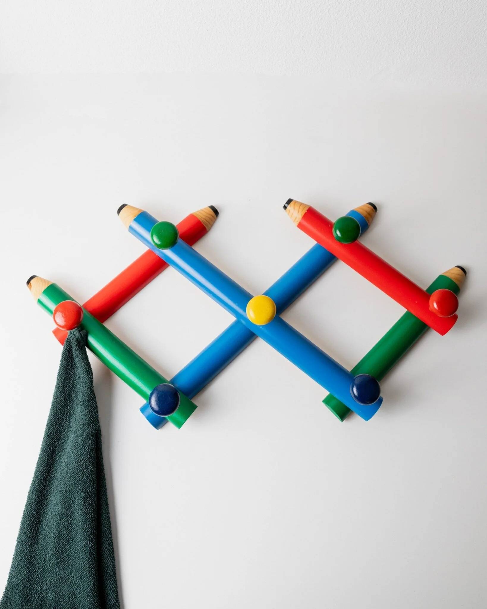 Vintage coat rack from the 1980s in the style of Pierre Sala, Memphis style, pencil pattern, extendable, 7 hooks.