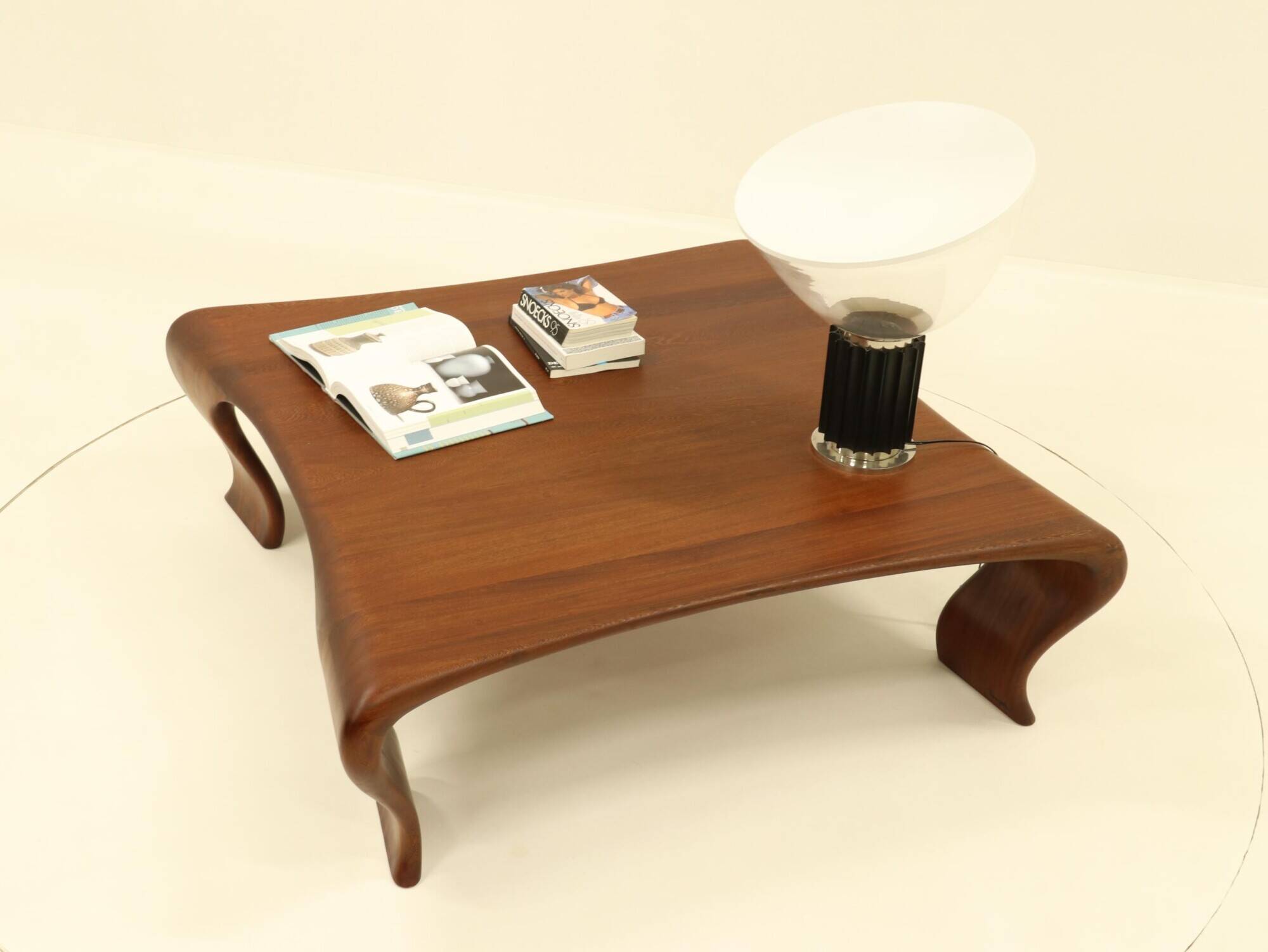 Table basse en Iroko massif par Marc Van Rampelberg