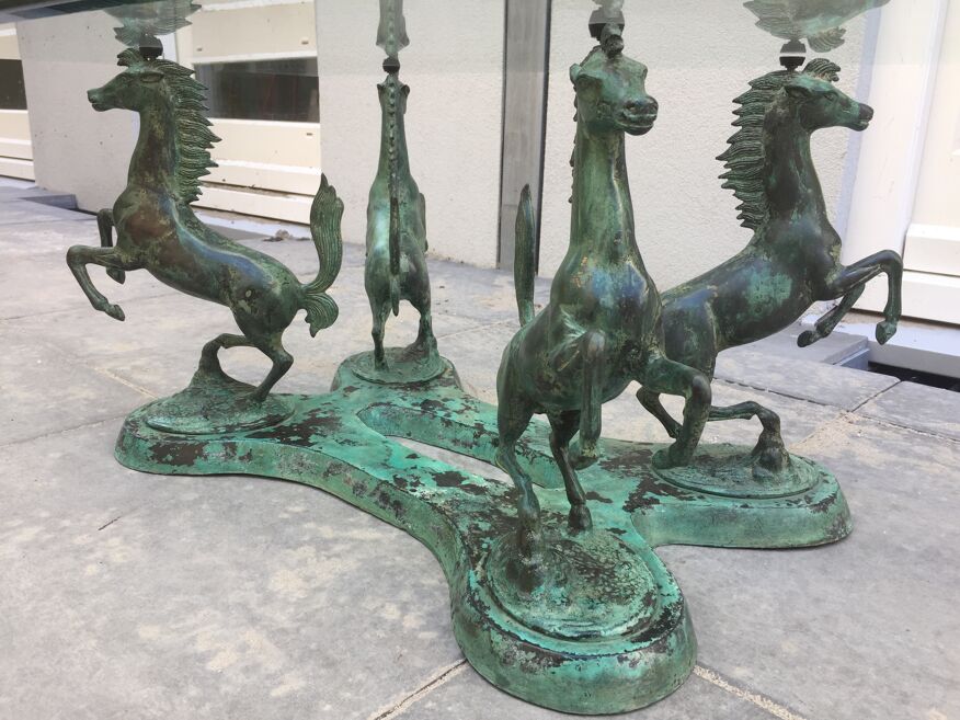 Table basse plaque de verre et chevaux en bronze | Selency