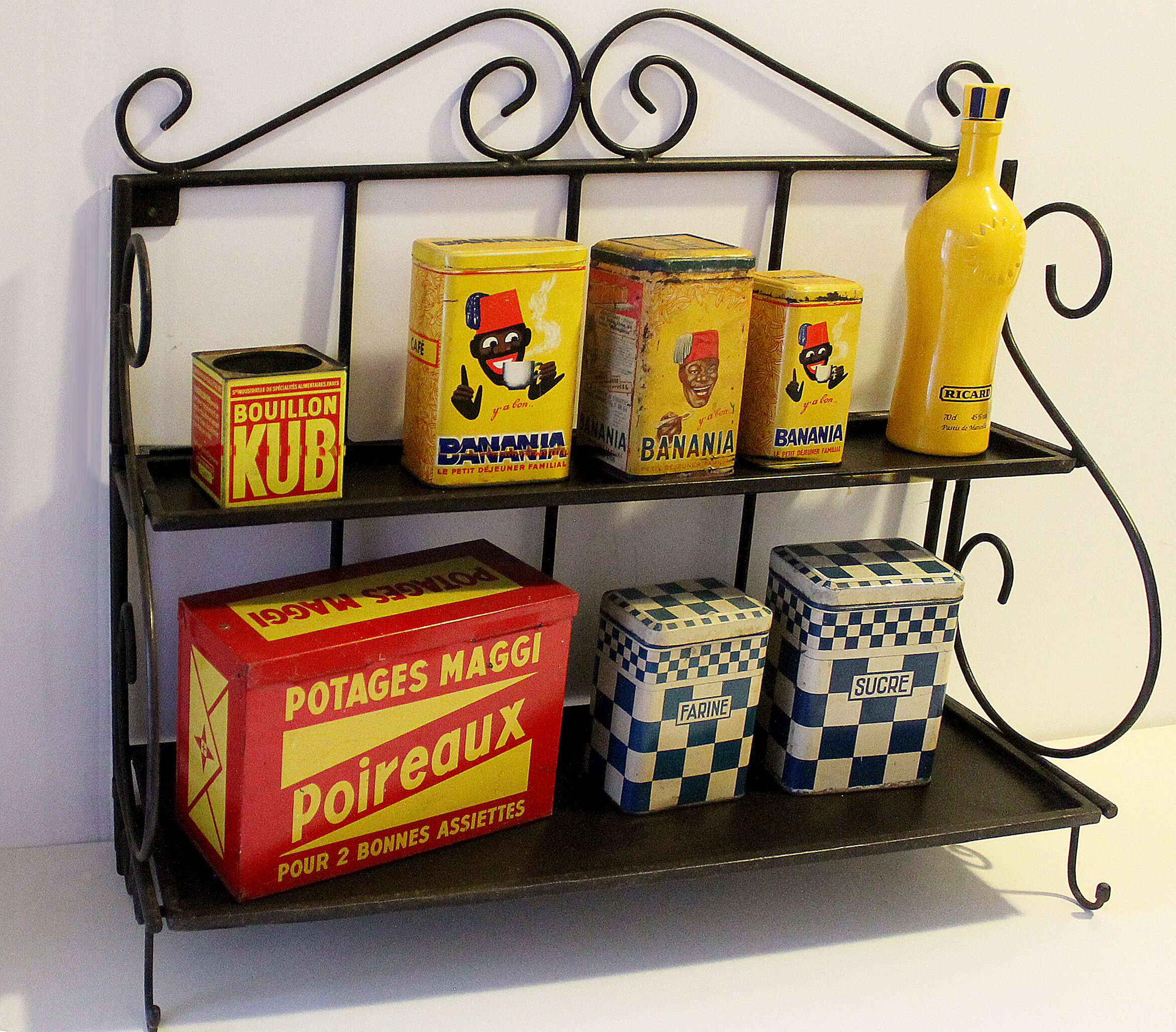 Wall-mounted or table-mounted wrought iron shelf