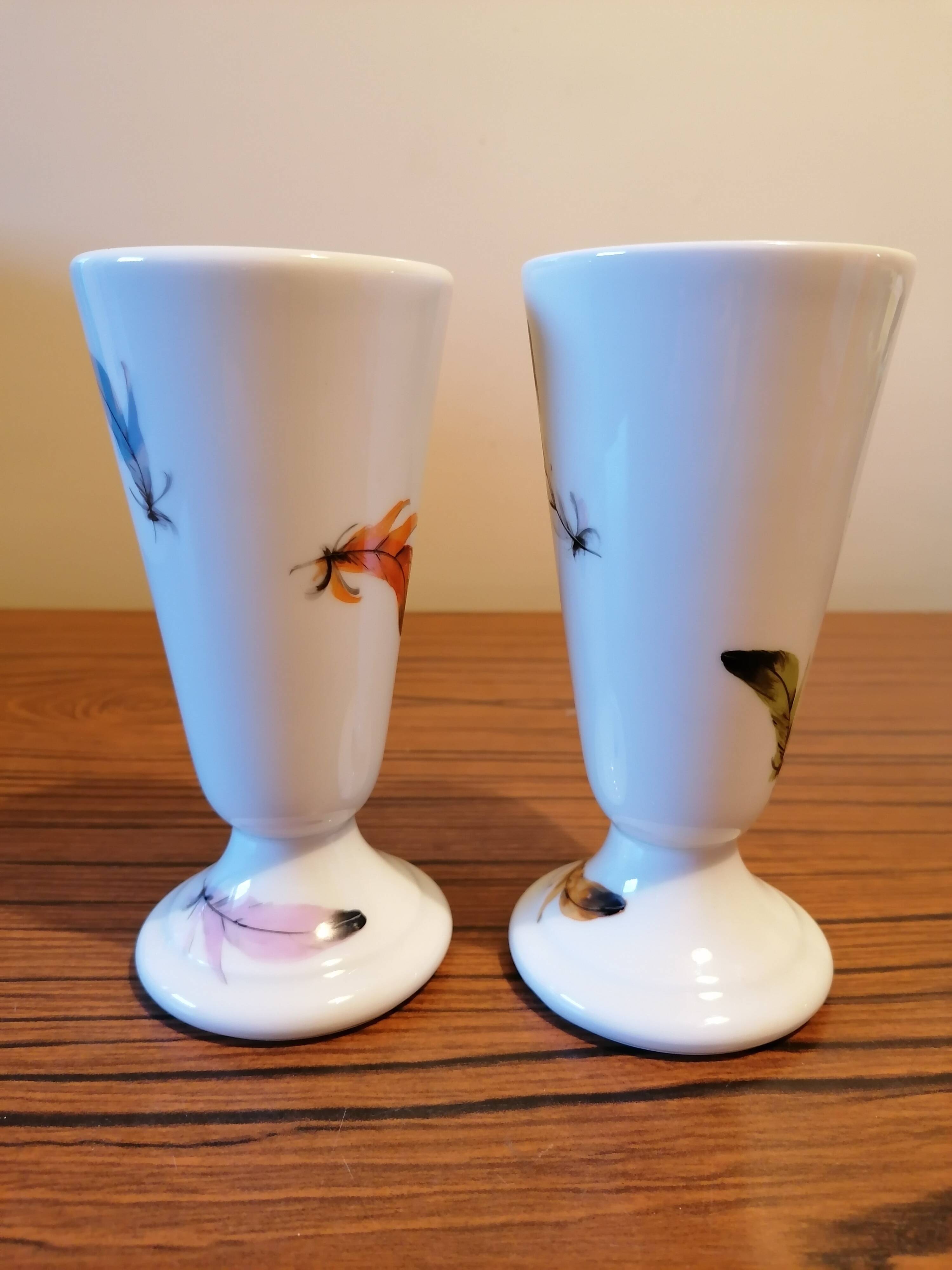 2 porcelain mazagrans decorated with feathers