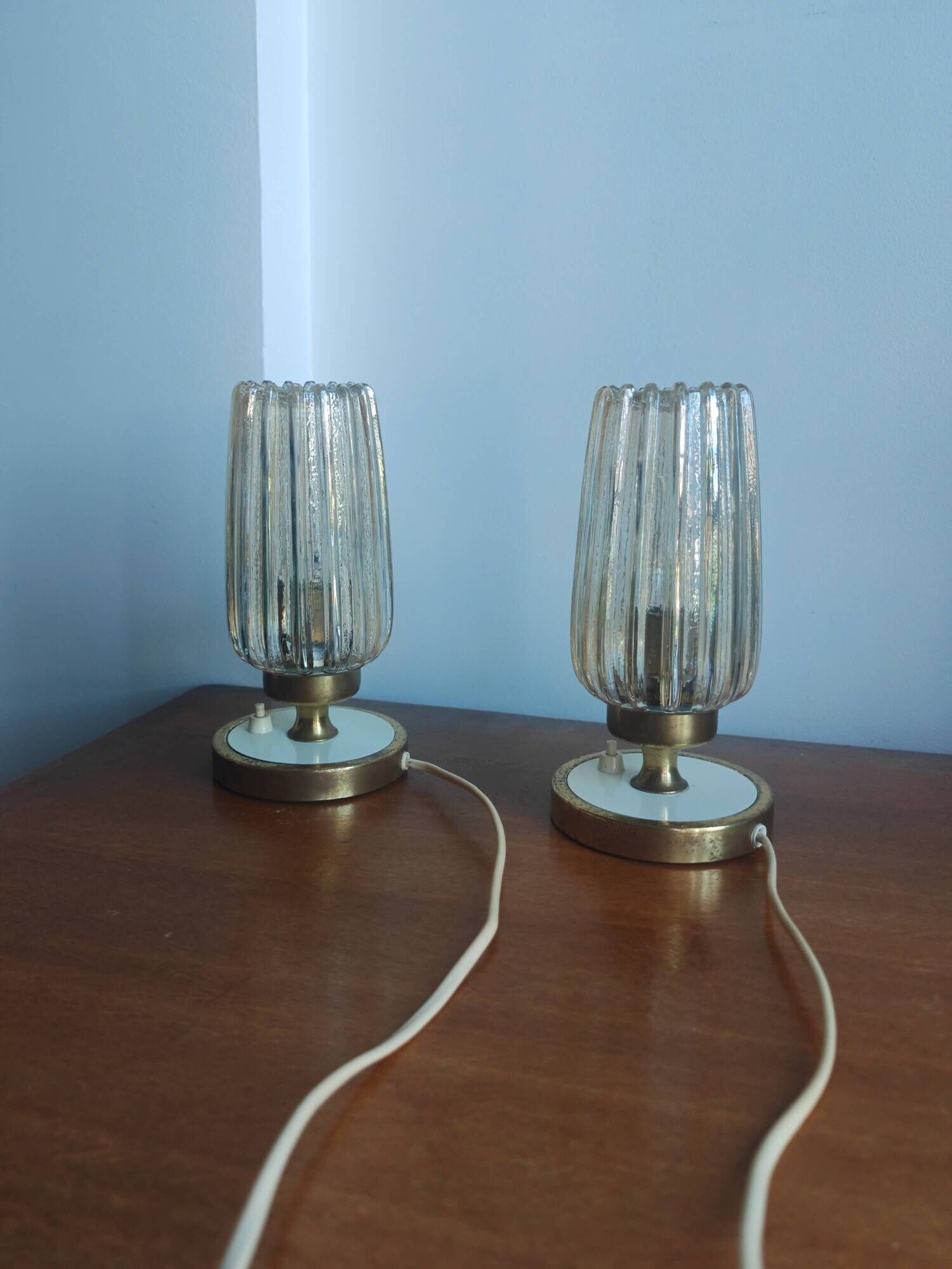 Pair of vintage 70s bedside lamps – Brushed brass, enamel & ribbed glass