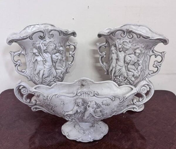 Garniture trois piéces en céramique à décor néo-classique – XXe siècle