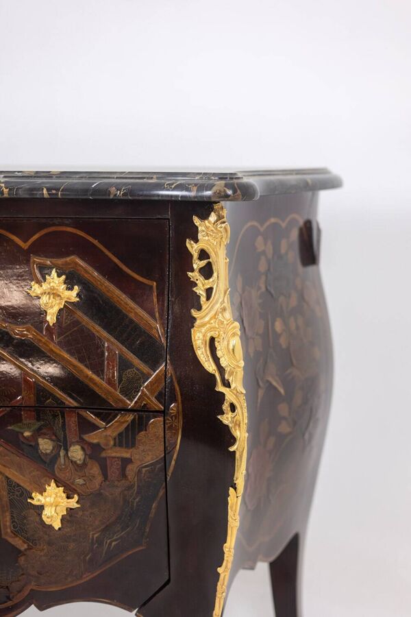 Commode sauteuse en laque avec son marbre. Années 1950.