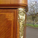 Ancienne armoire de style Louis XVI avec marqueterie et bronzes