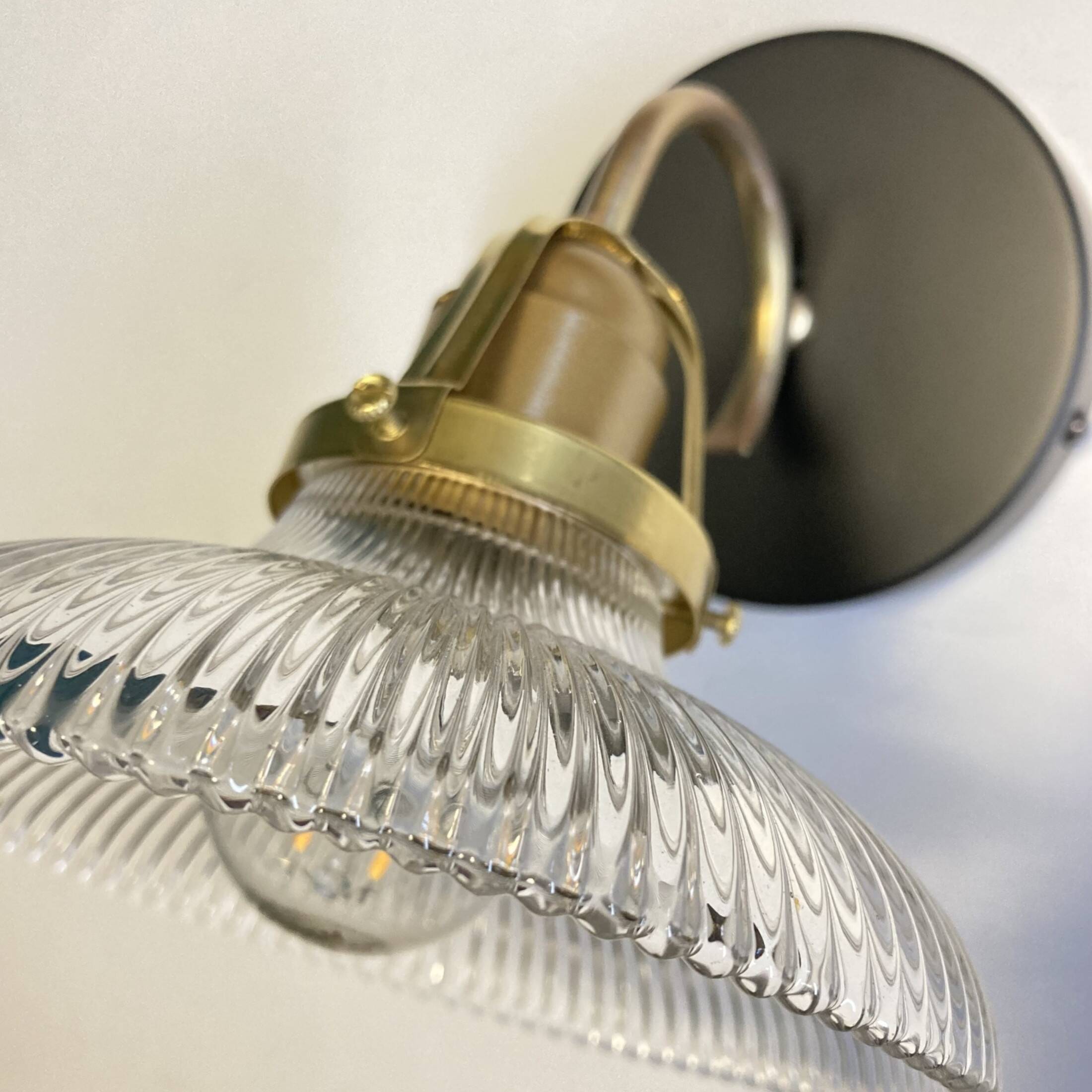 Small swan neck wall light in brass and prismatic glass vintage decoration