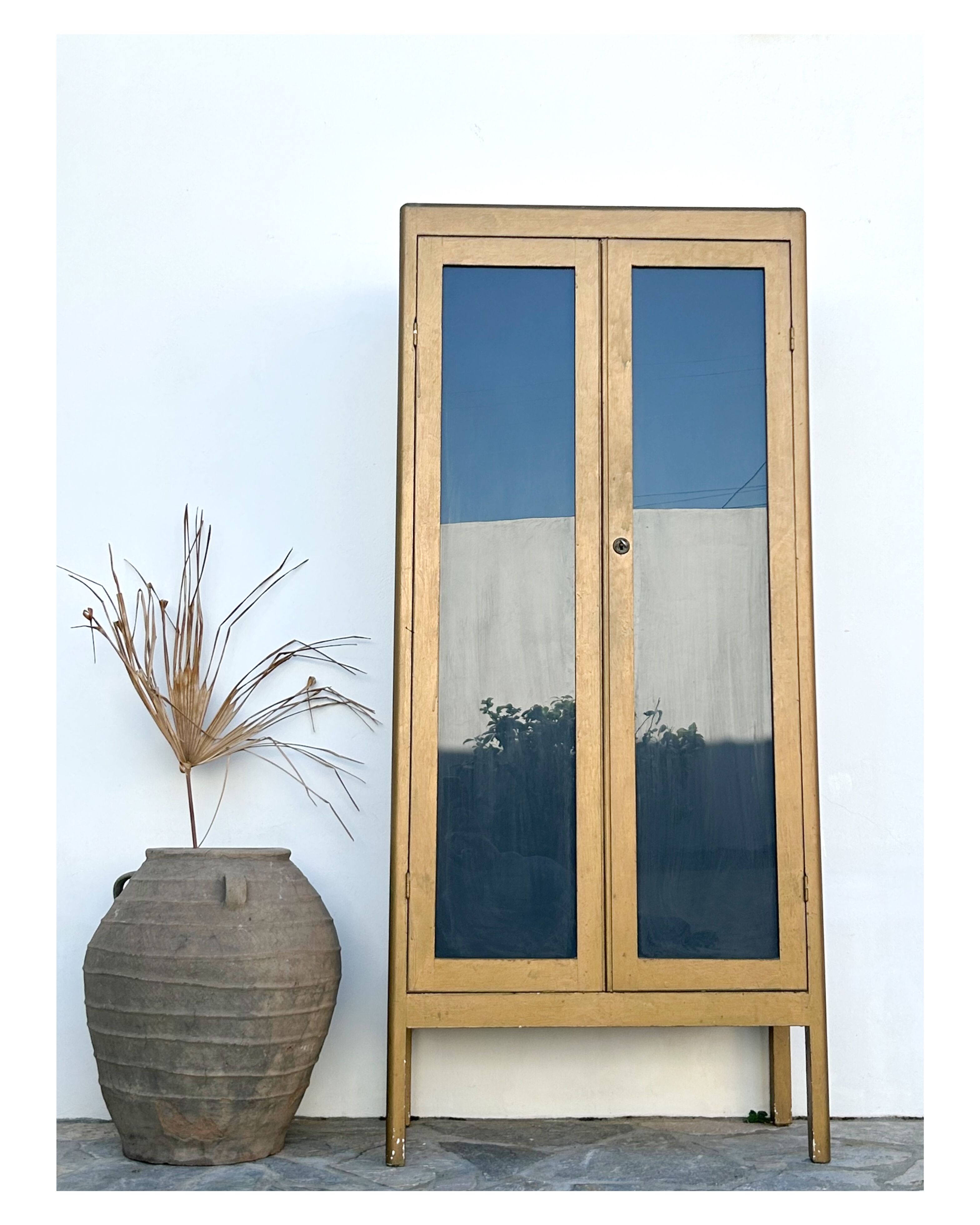 Pharmacy display cabinet