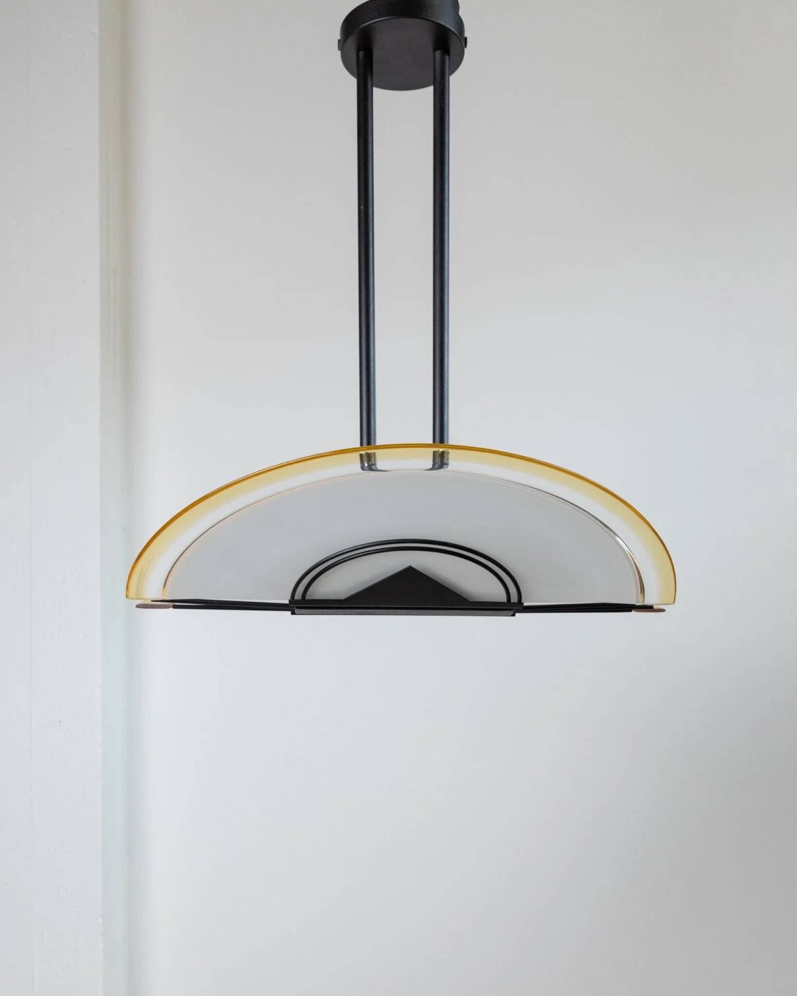 Lustre en verre de Murano vintage en verre blanc et jaune avec cadre en métal noir - Pendentif de style Memphis italien des années 1980.