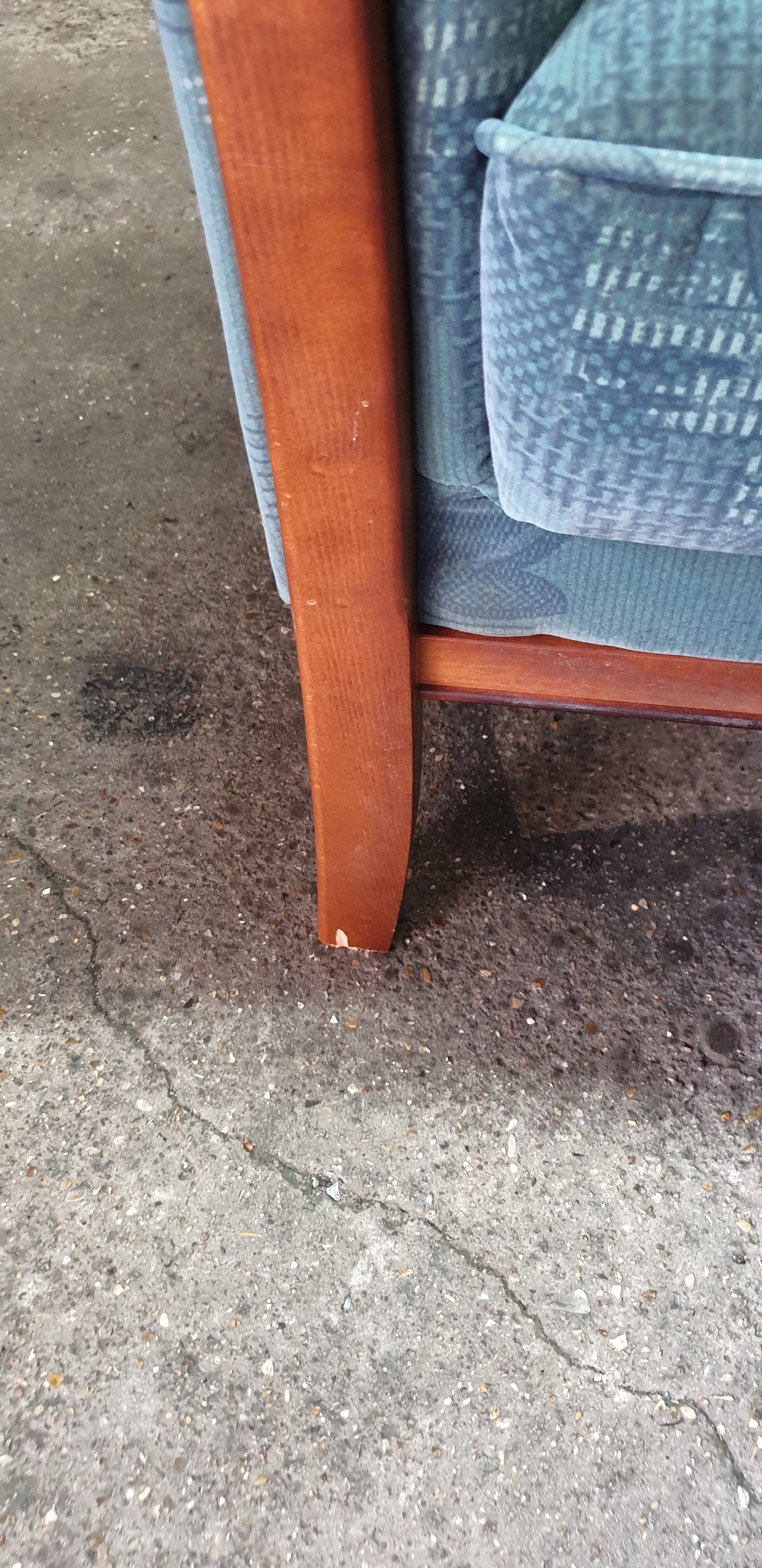 Club armchairs plus footrest