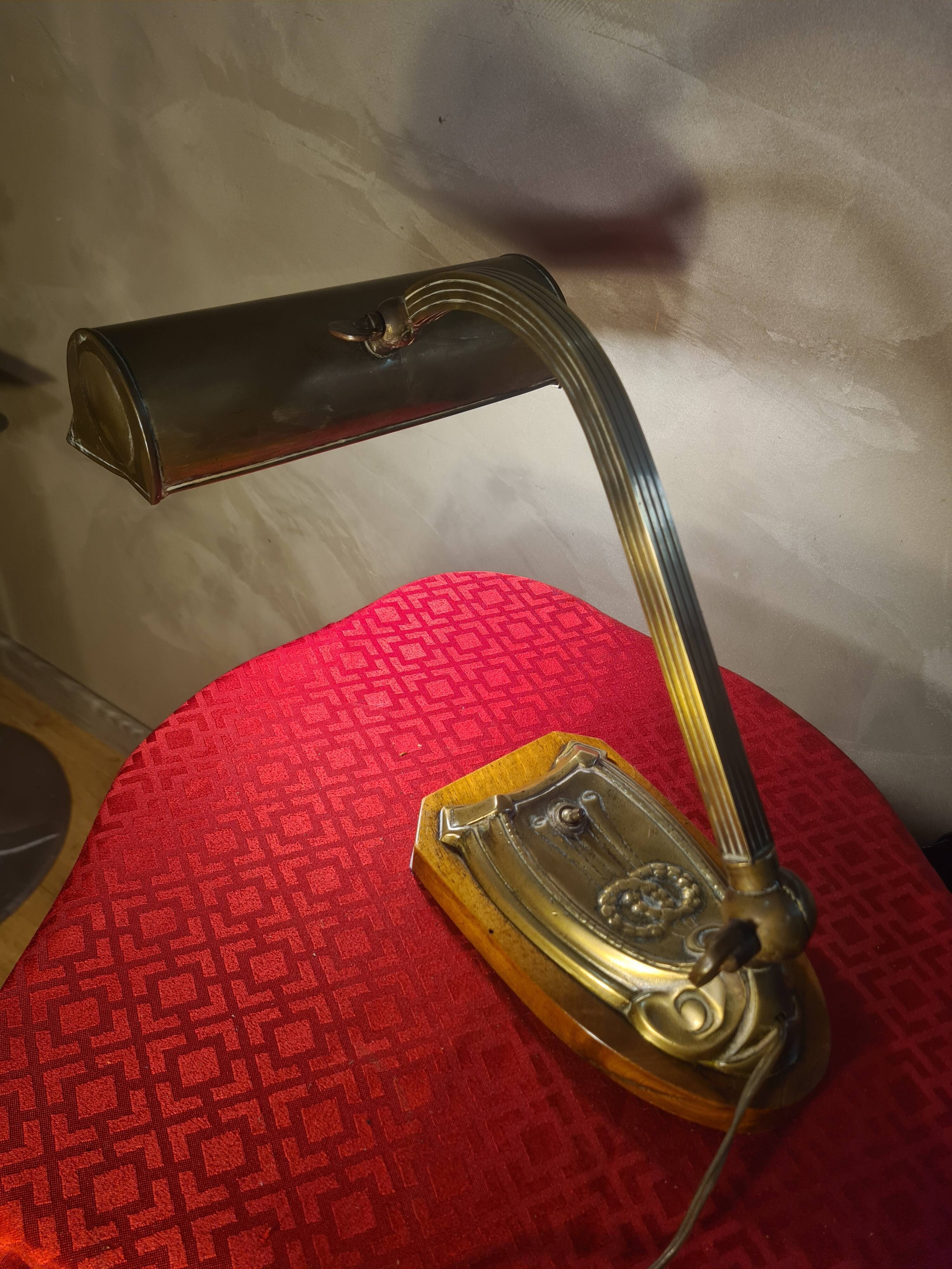 lampe de notaire  art deco, bureau, 1920 a 40 laiton et socle bois vernis h