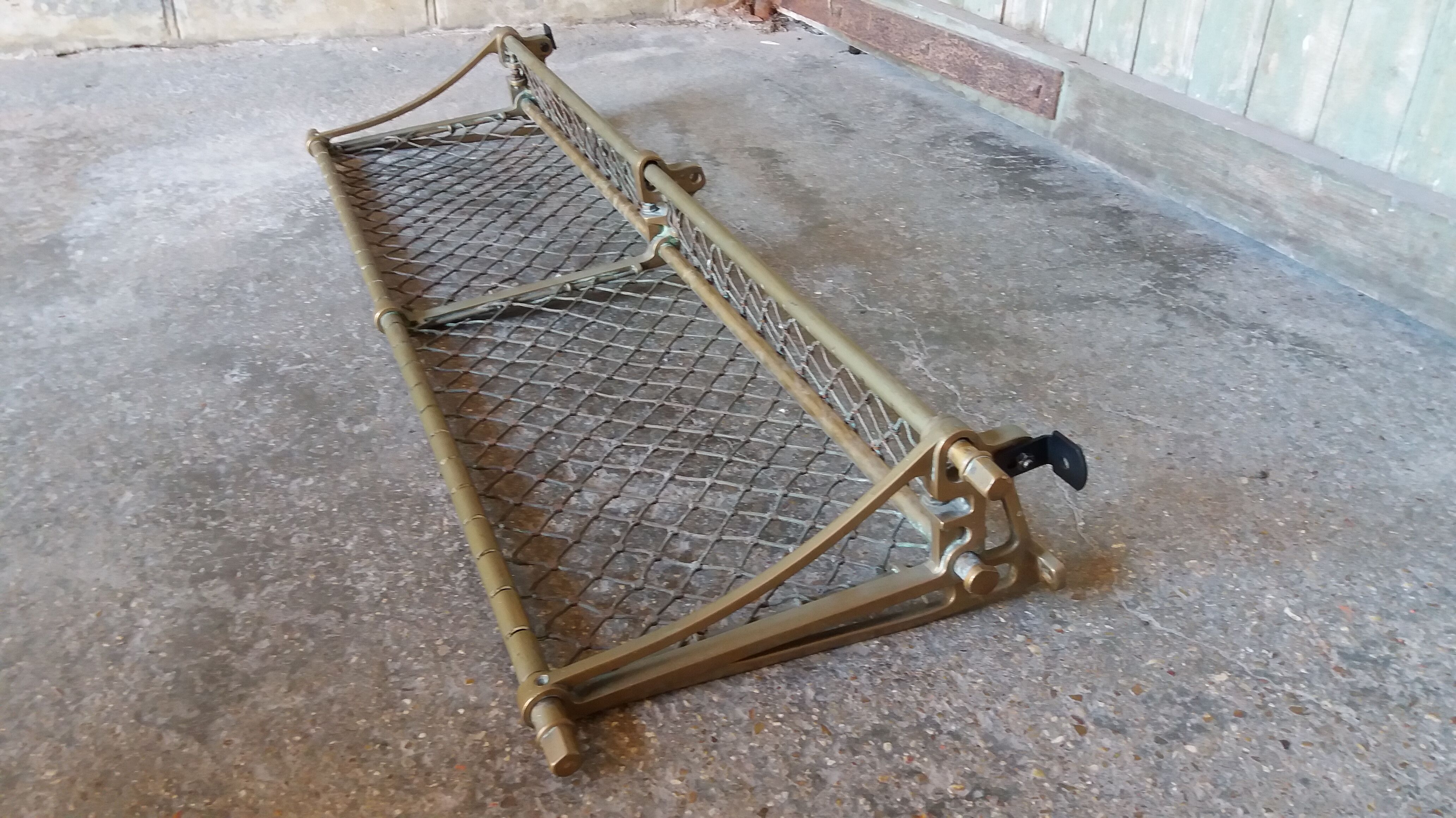 Shelf former luggage carrier