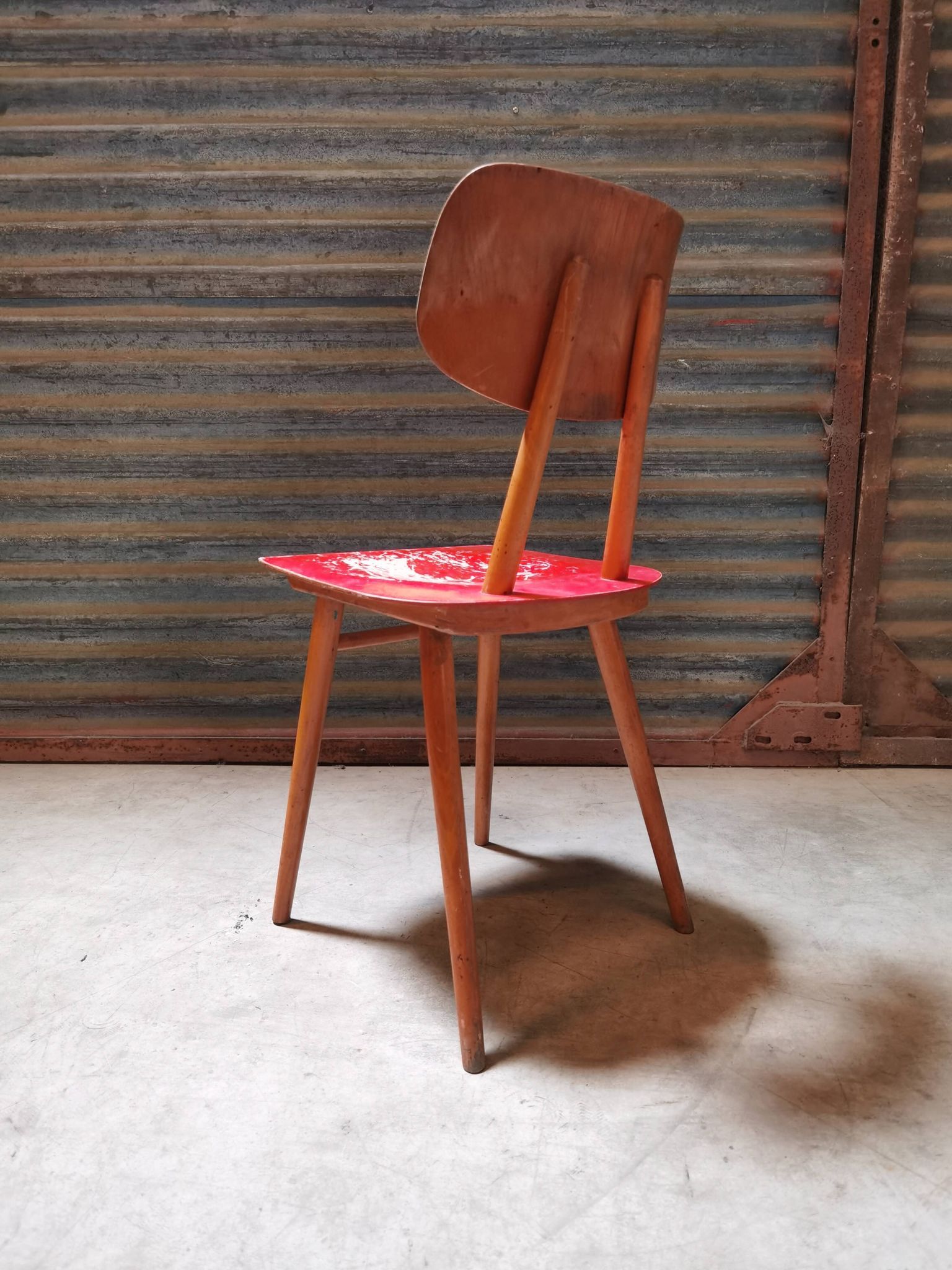 Chaise en bois rouge ton  1960