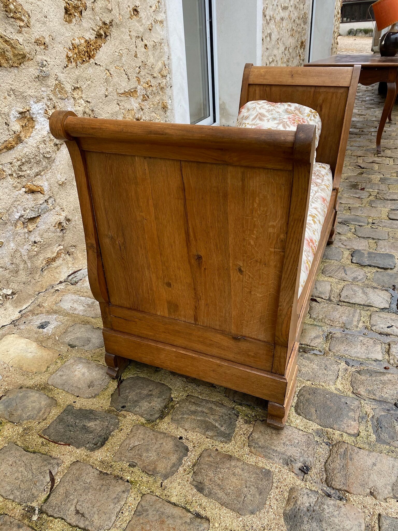 Bench reads Louis Philippe