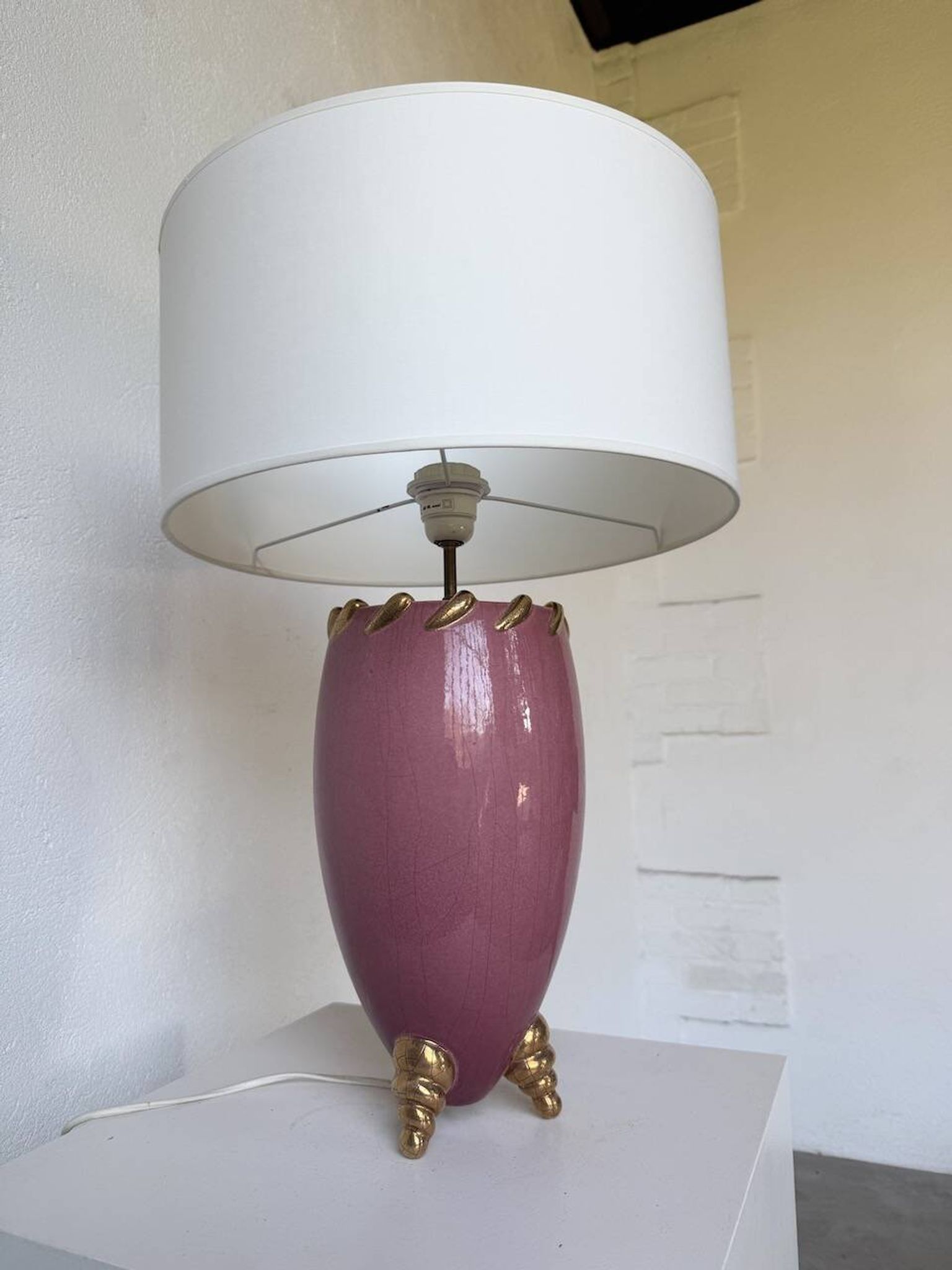 Lampe de table céramique rose et or tripode