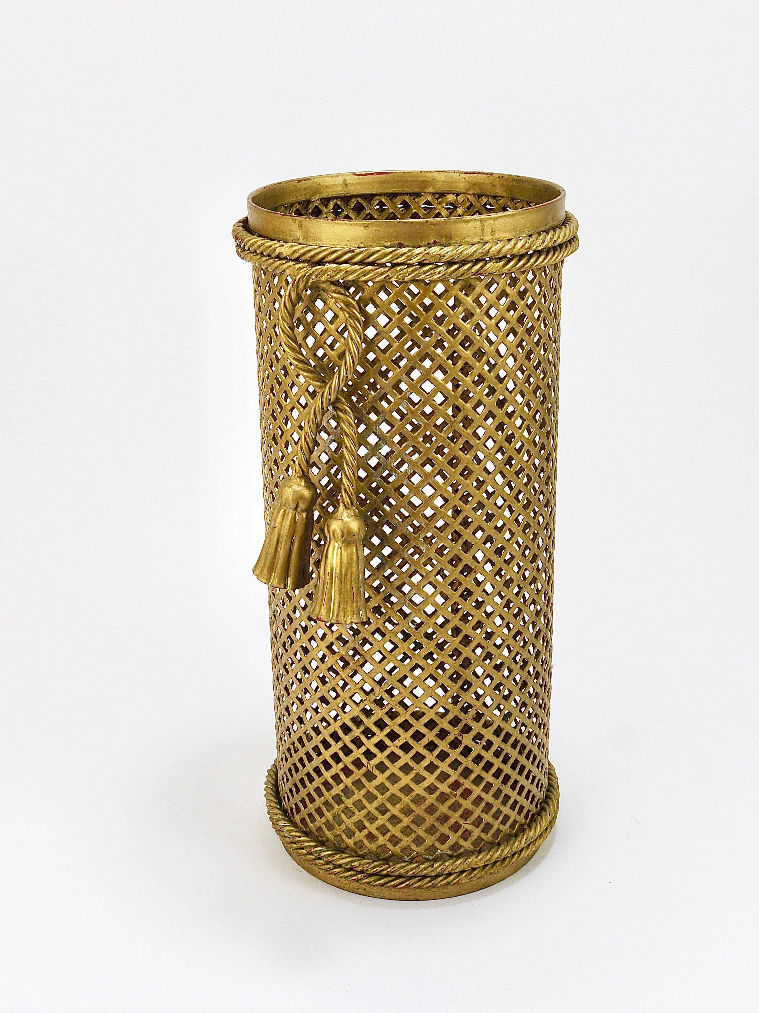 Hollywood Regency umbrella stand in gold metal with cord and tassels, Li Puma Firenze, 1950.