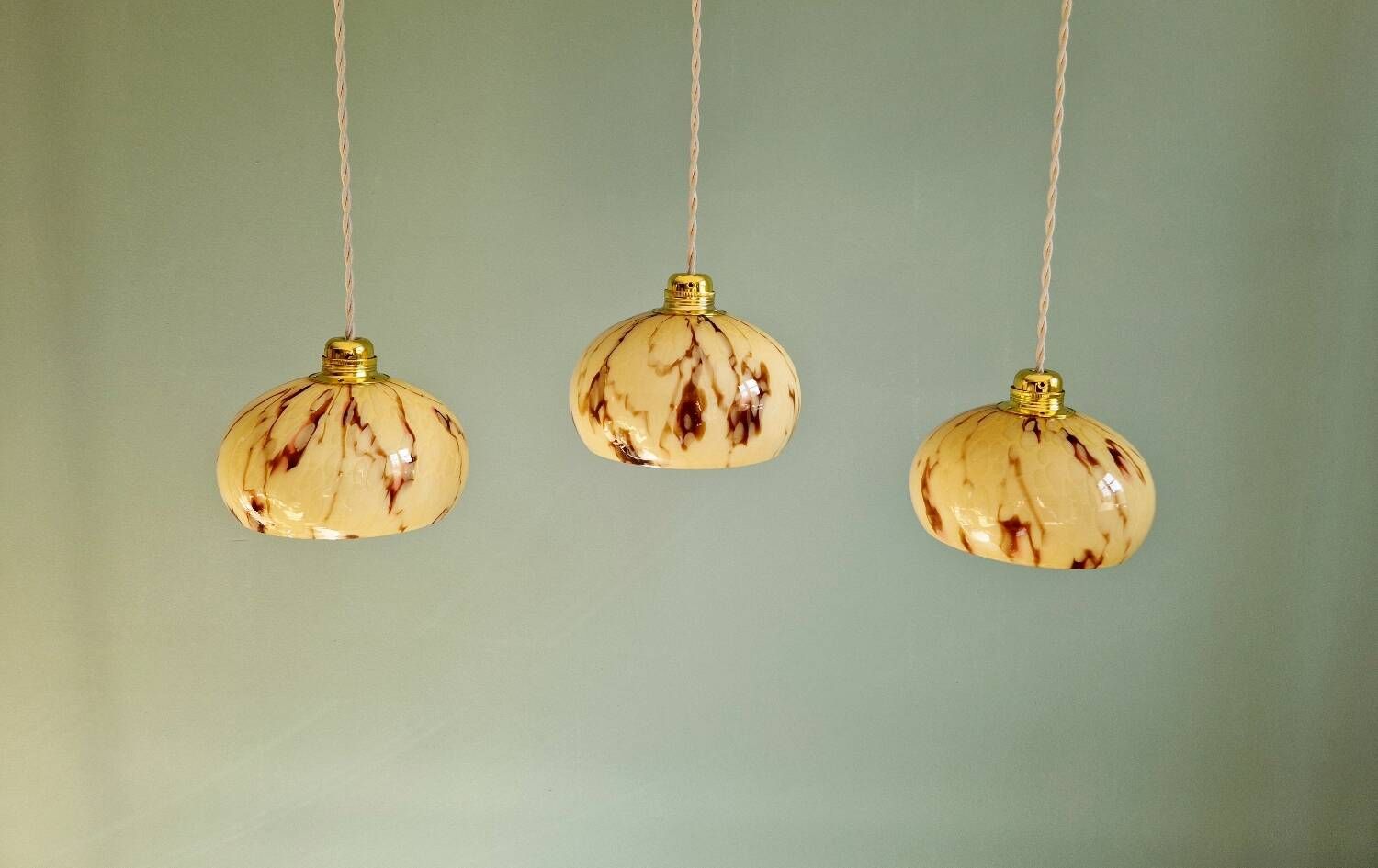 Trio of Art Deco pendant lights in marbled opaline glass, 1920s-30s
