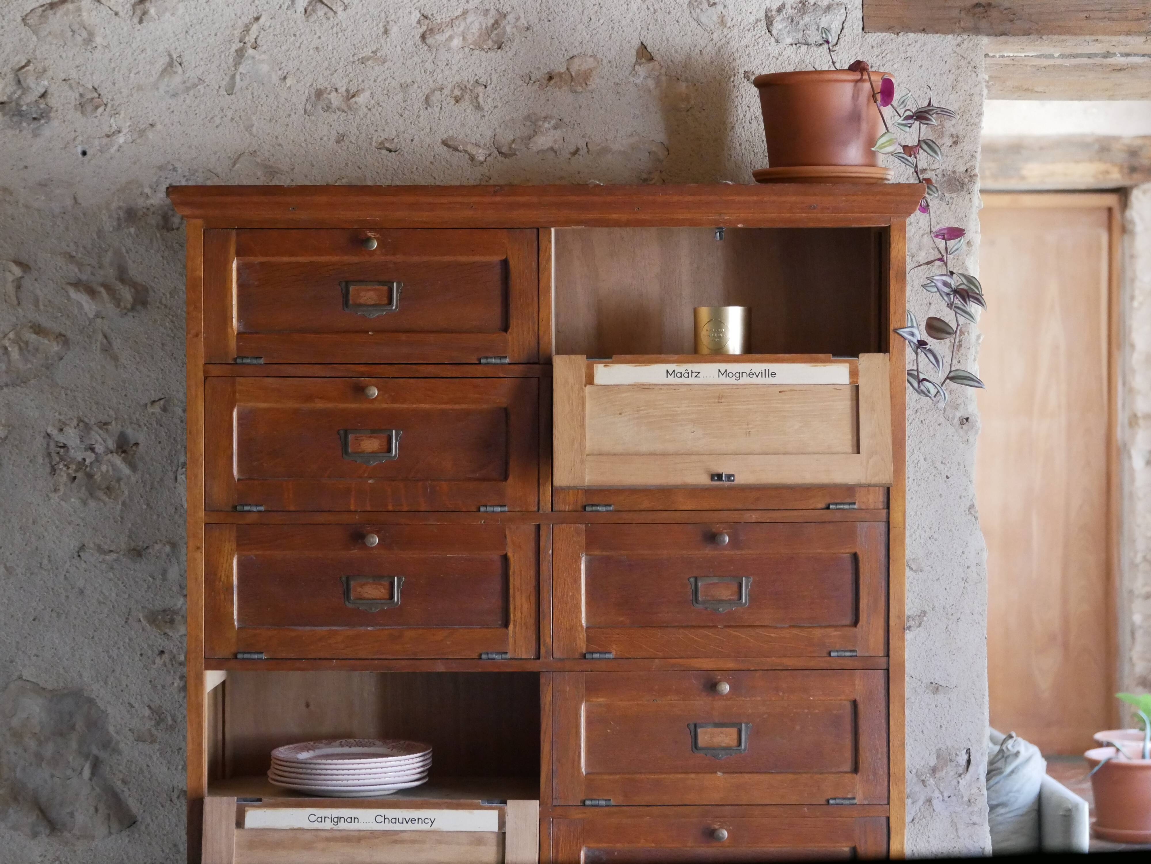 Notary's furniture with clamshells