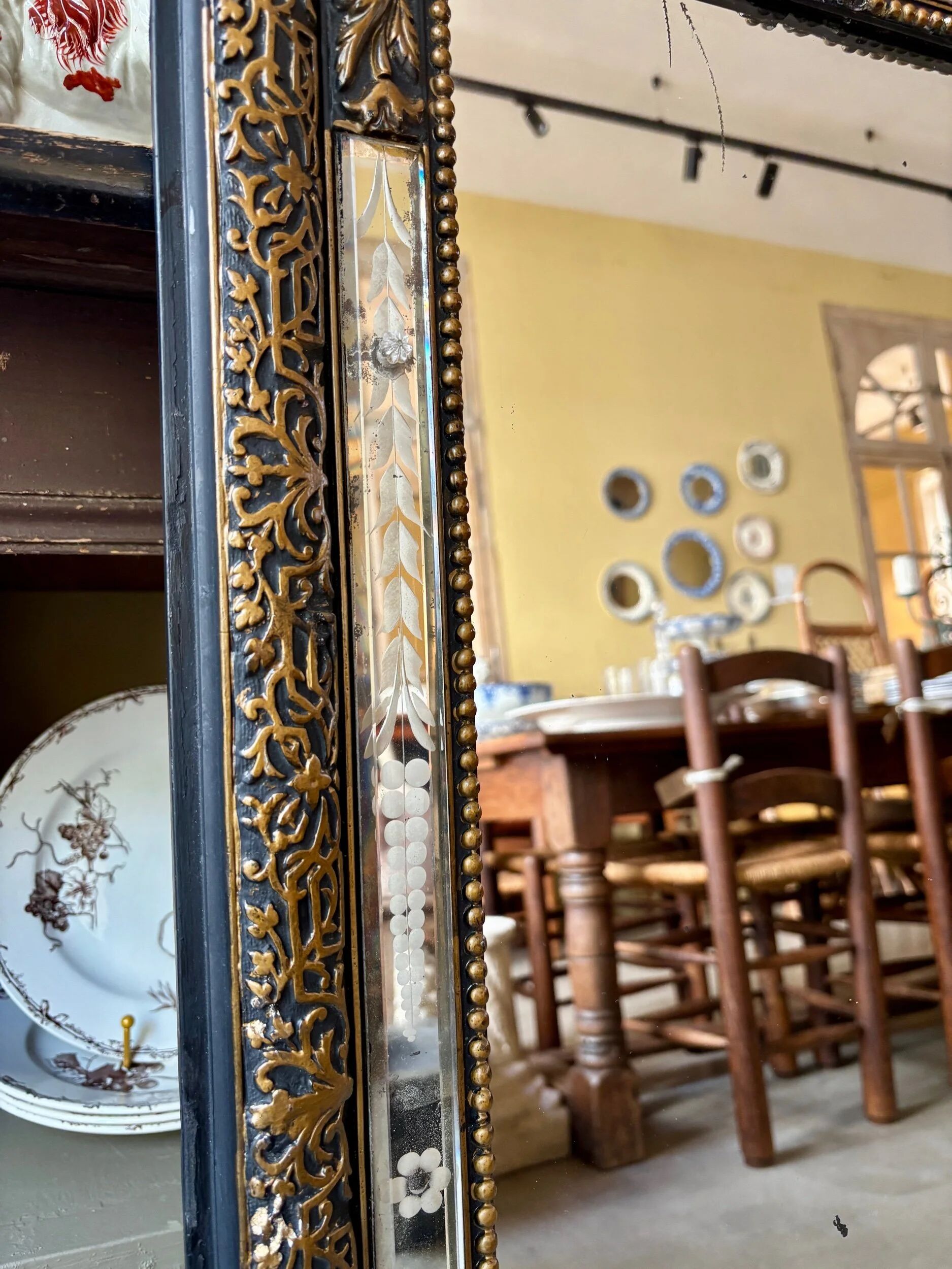 Rectangular Napoleon III mirror in moulded black and gold wood with engraved mirror decoration.