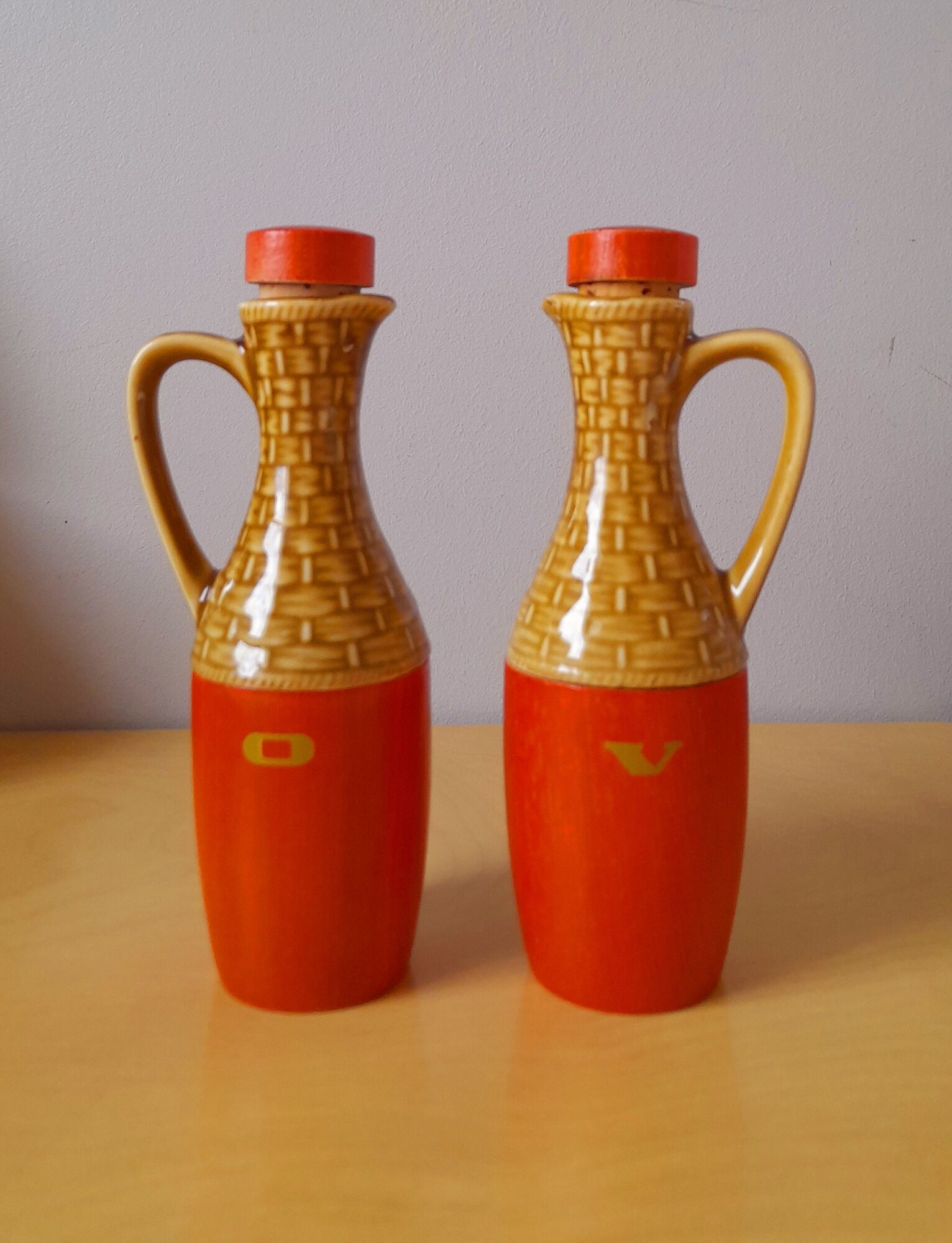 Oil and vinegar service in ceramic and wood