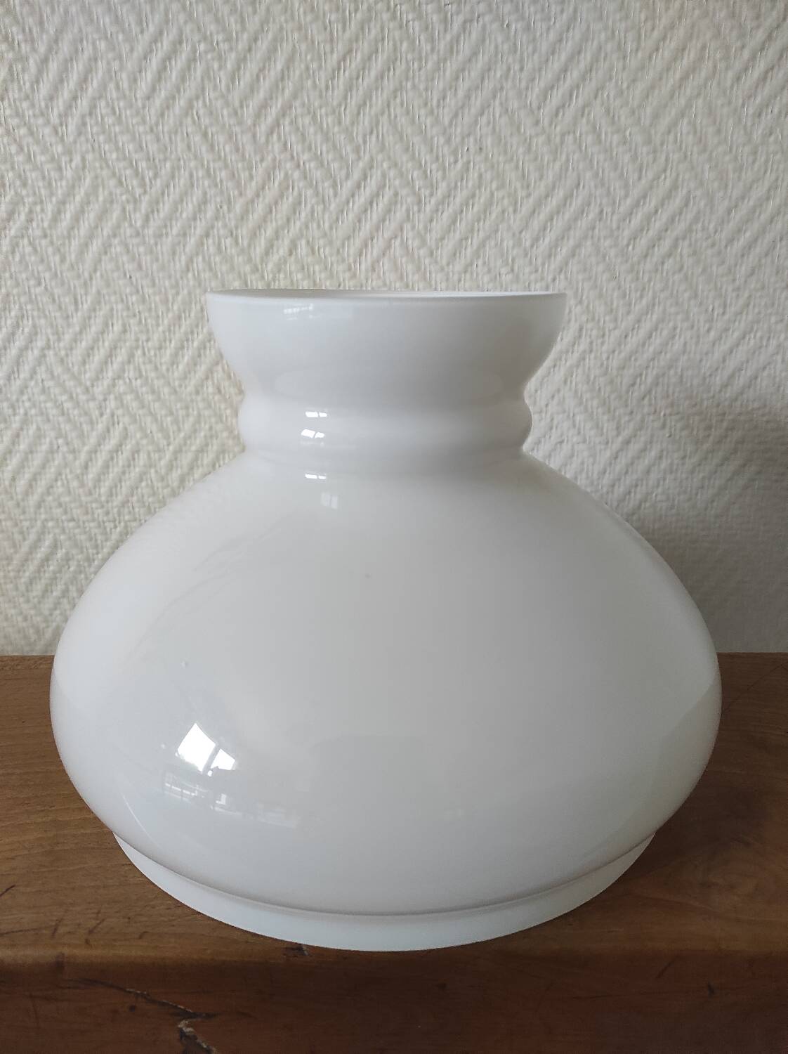 Globe in opaline, height 16.7 cm
