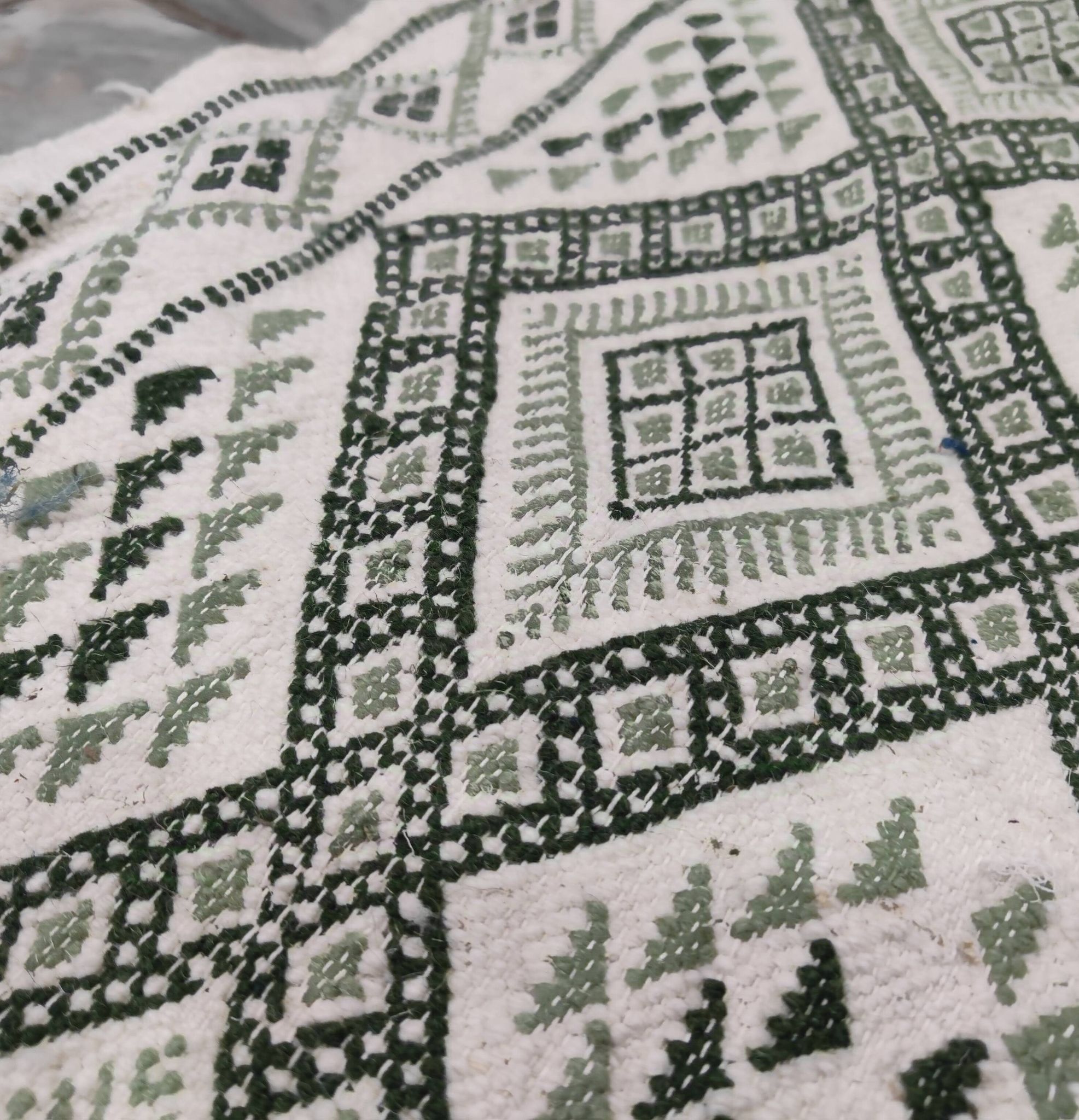 Tapis blanc et vert tissé mains