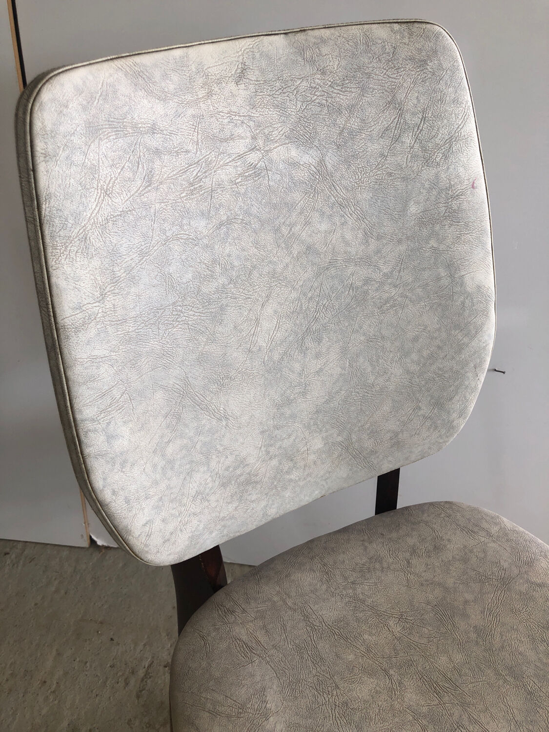 Chaise bois et skaï blanc vintage