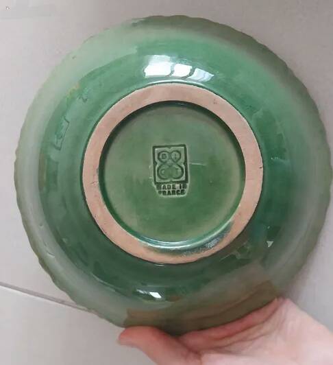 6 green flat plates from Terre è Provence + small salad bowl