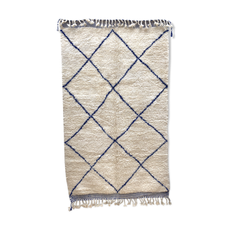 Moroccan Berber carpet Beni Ouarain ecru with majorelle blue diamonds 2.54x1.54m