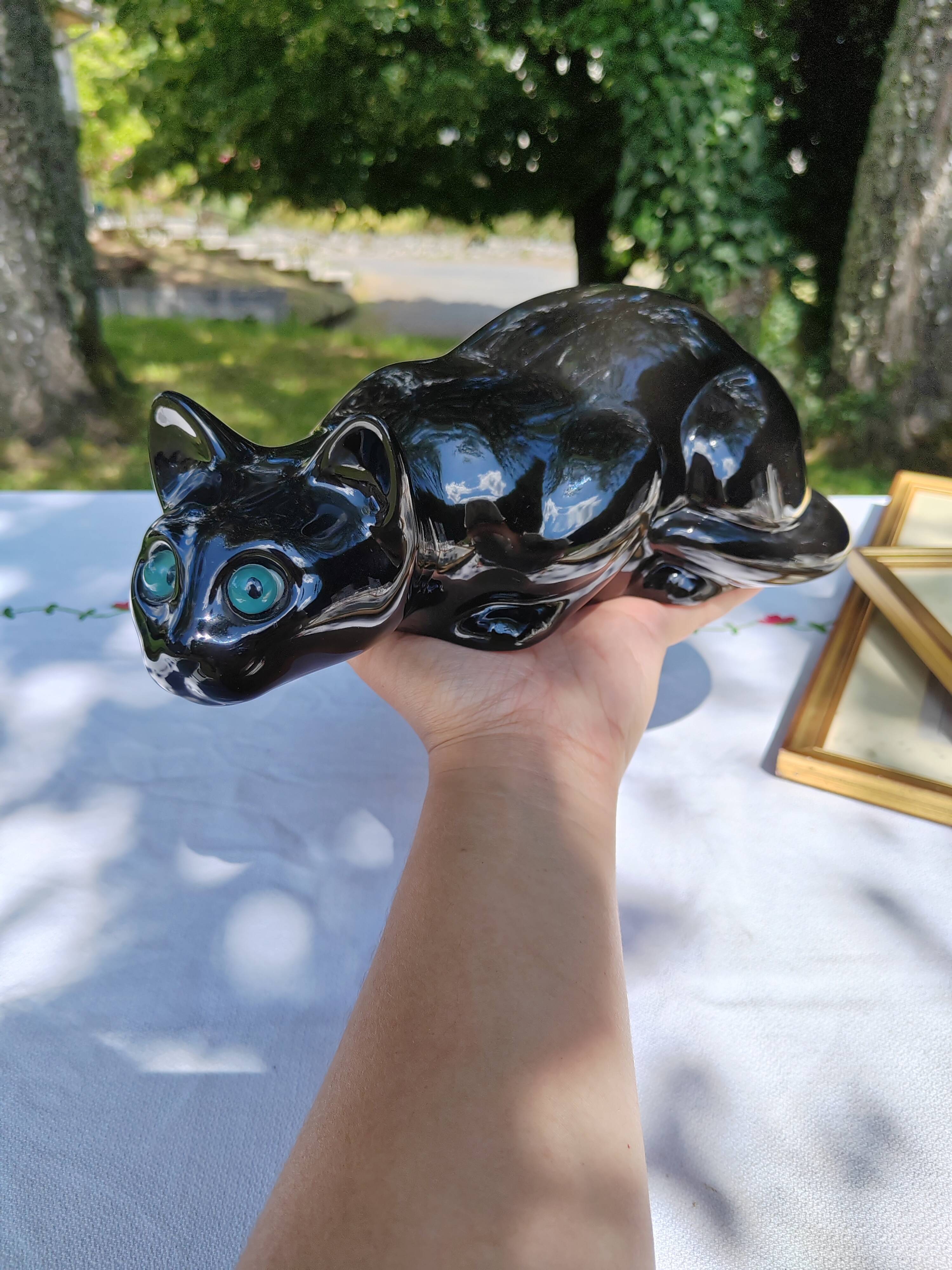 Black ceramic cat