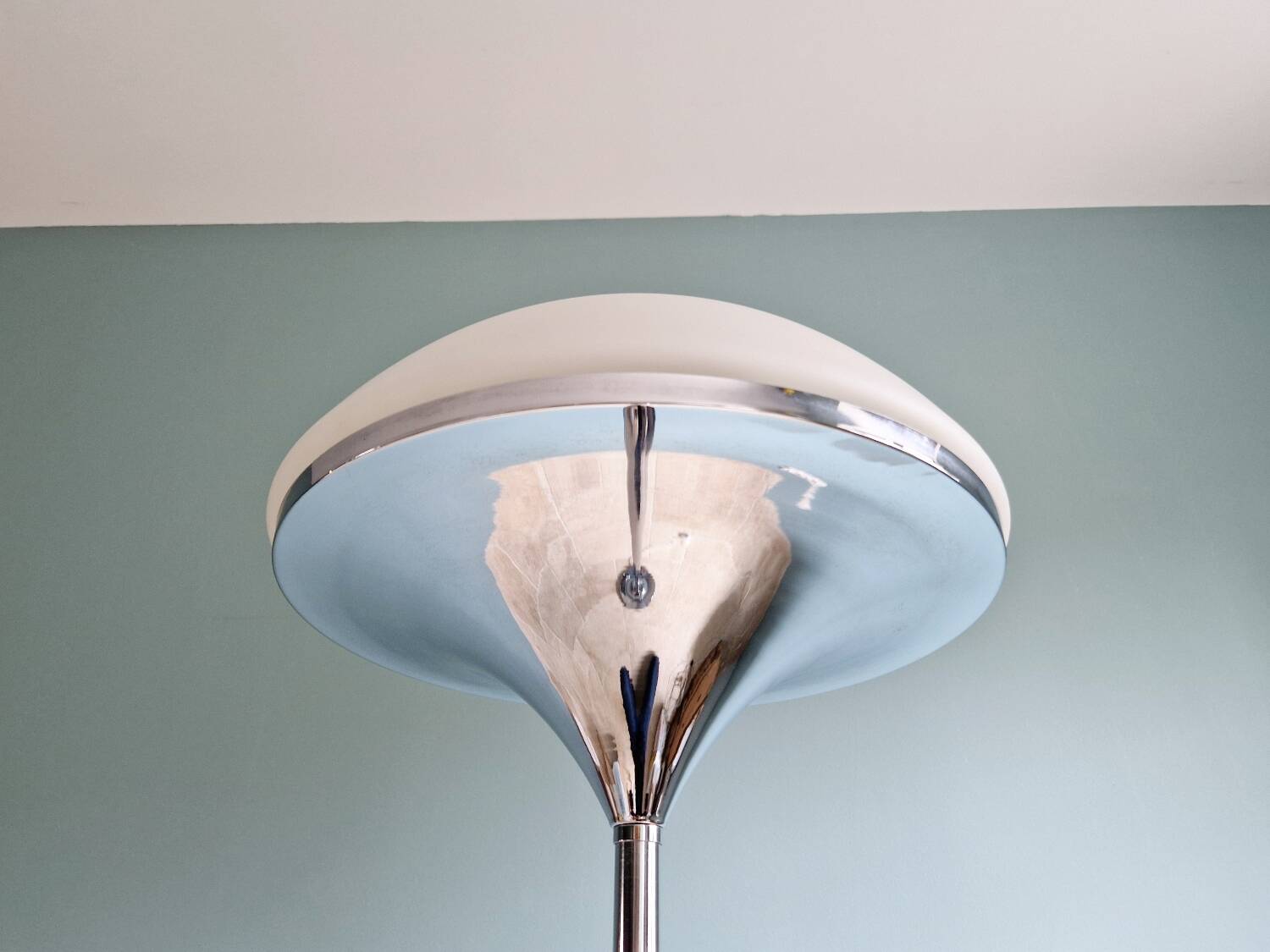 Modernist floor lamp in chromed metal and white satin glass