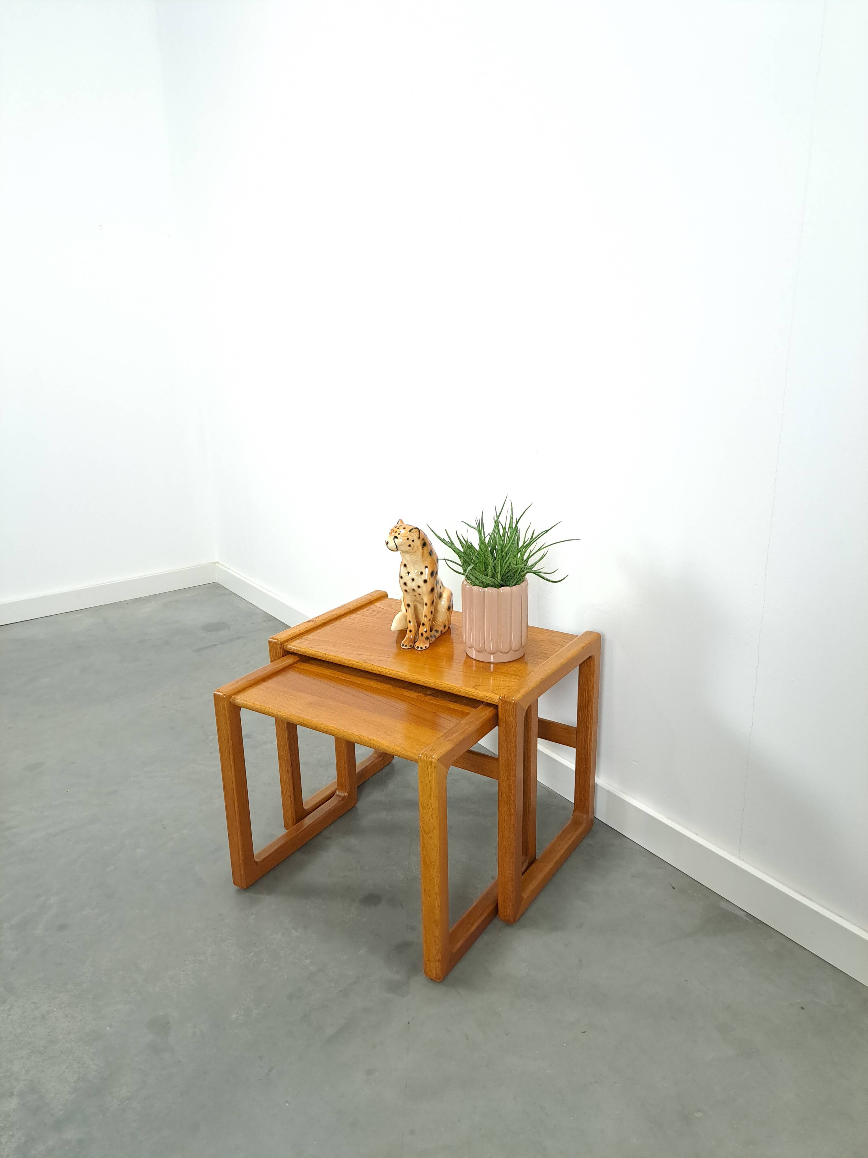 Teak vintage bijzettafel set