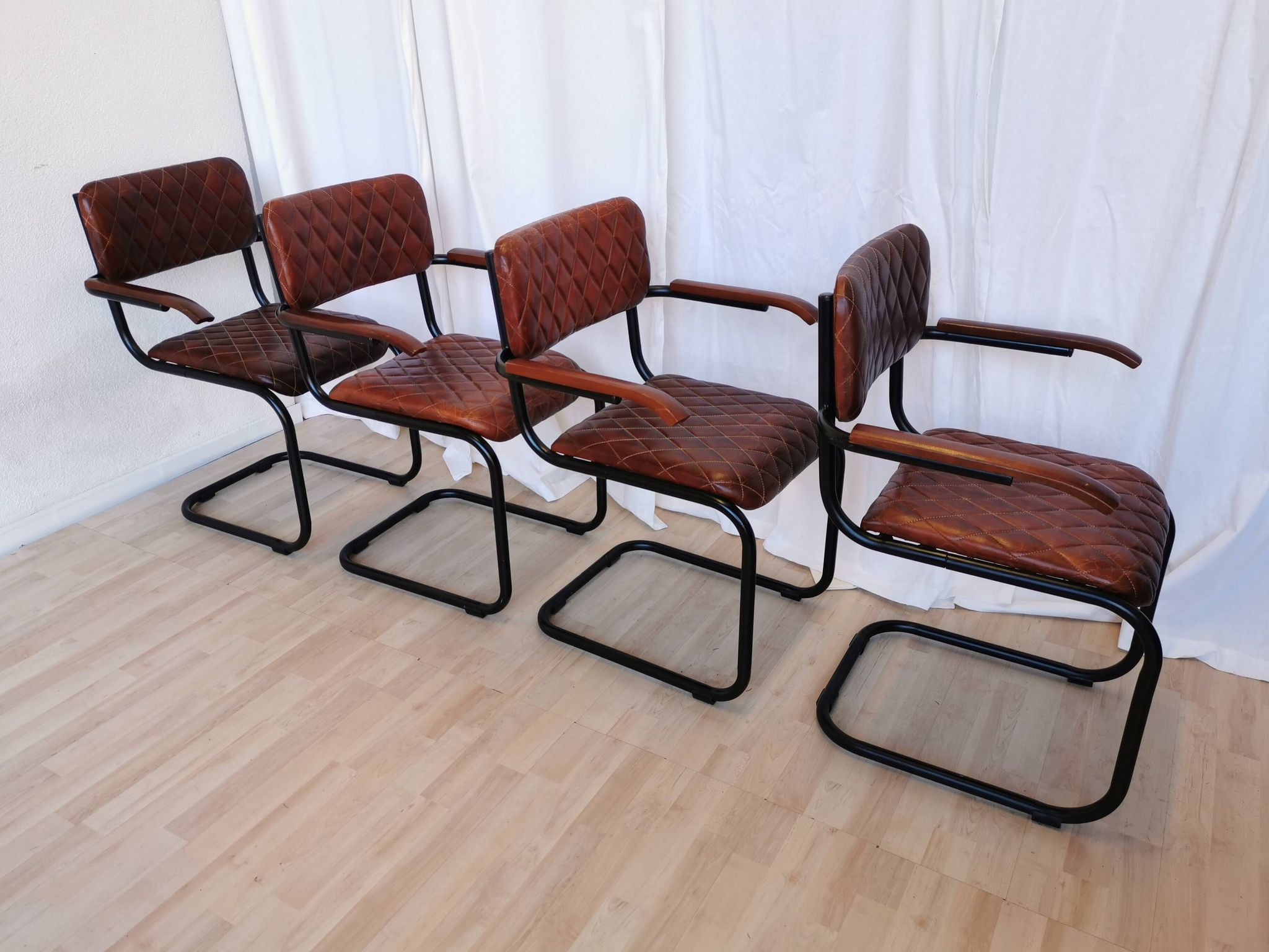 Lot de 4 chaises de salle à manger vintage en cuir matelassé : base en métal noir