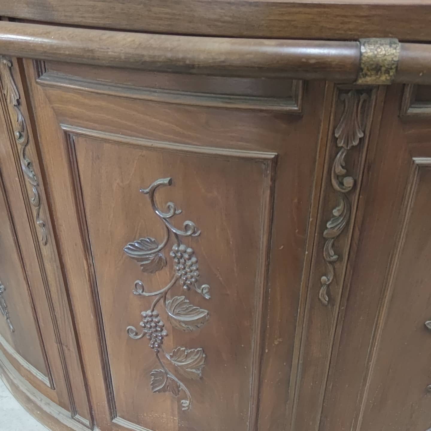 Walnut quarter-circle bar counter dating from the 50s/60s