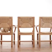 Ensemble de quatre chaises de salle à manger danoises modernes du milieu du siècle en papercord et pin massif.