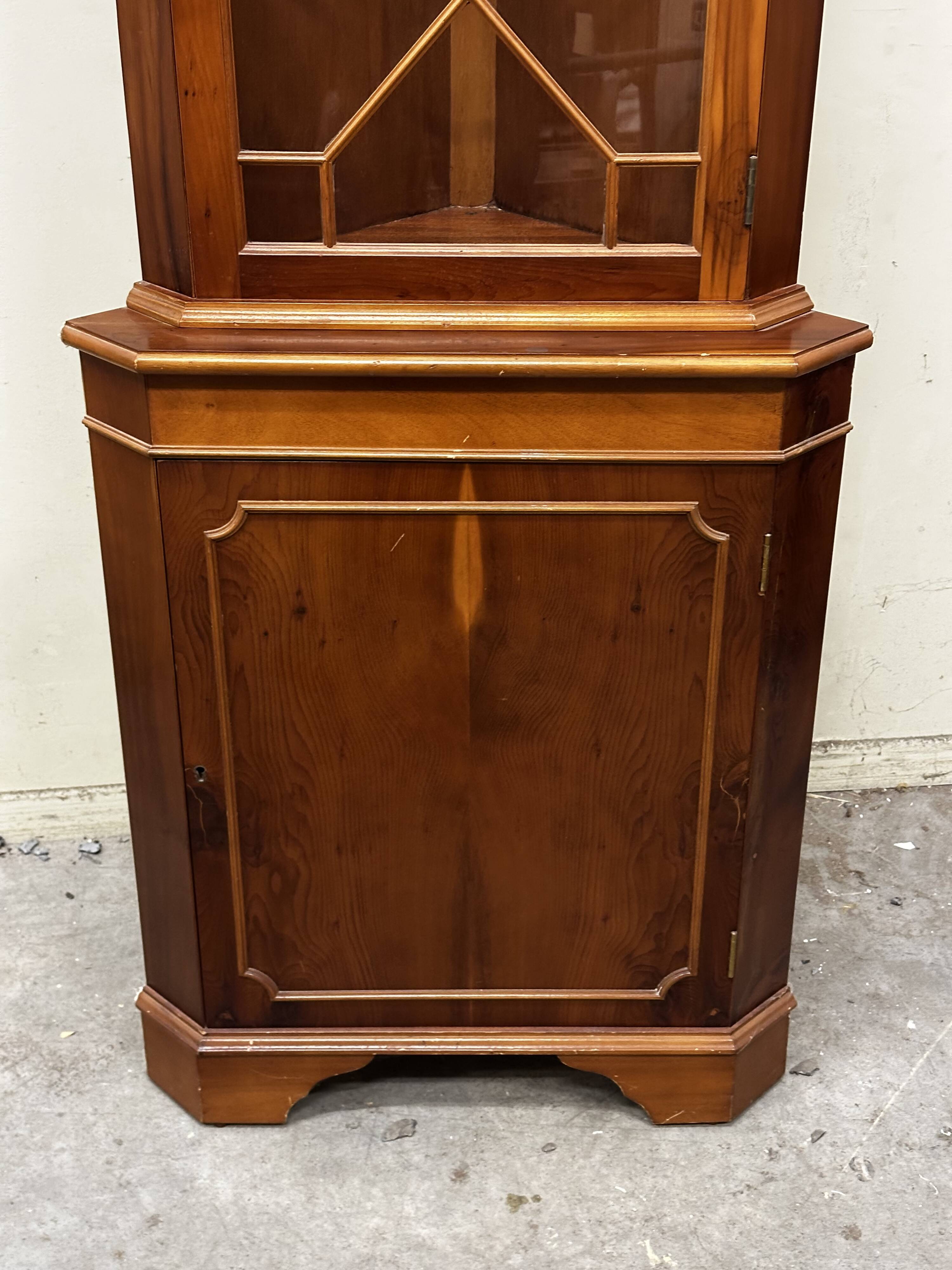 Meuble Vitrine d’encoignure en merisier XX e s
