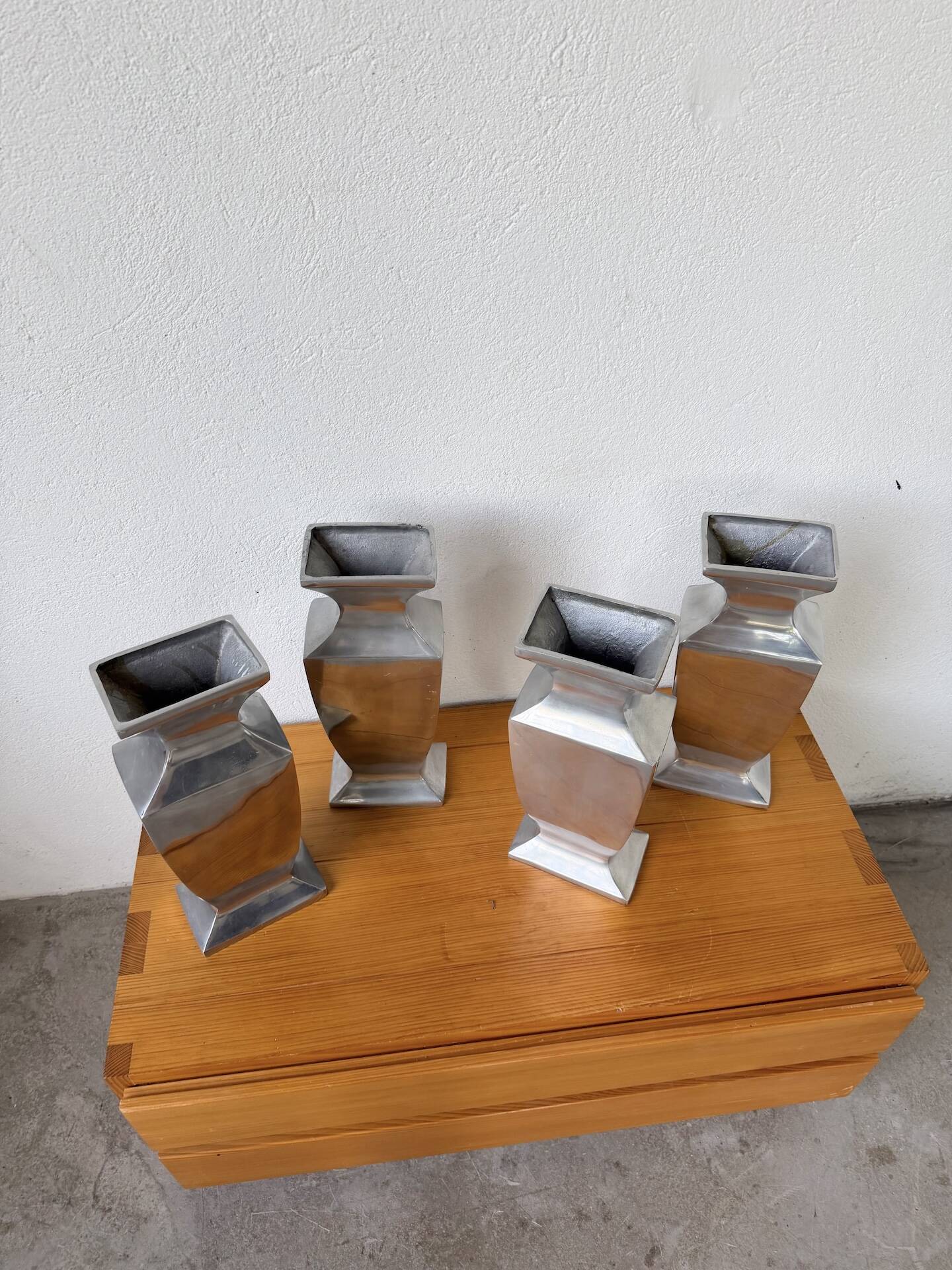 Set 4 vases en fonte d’aluminium