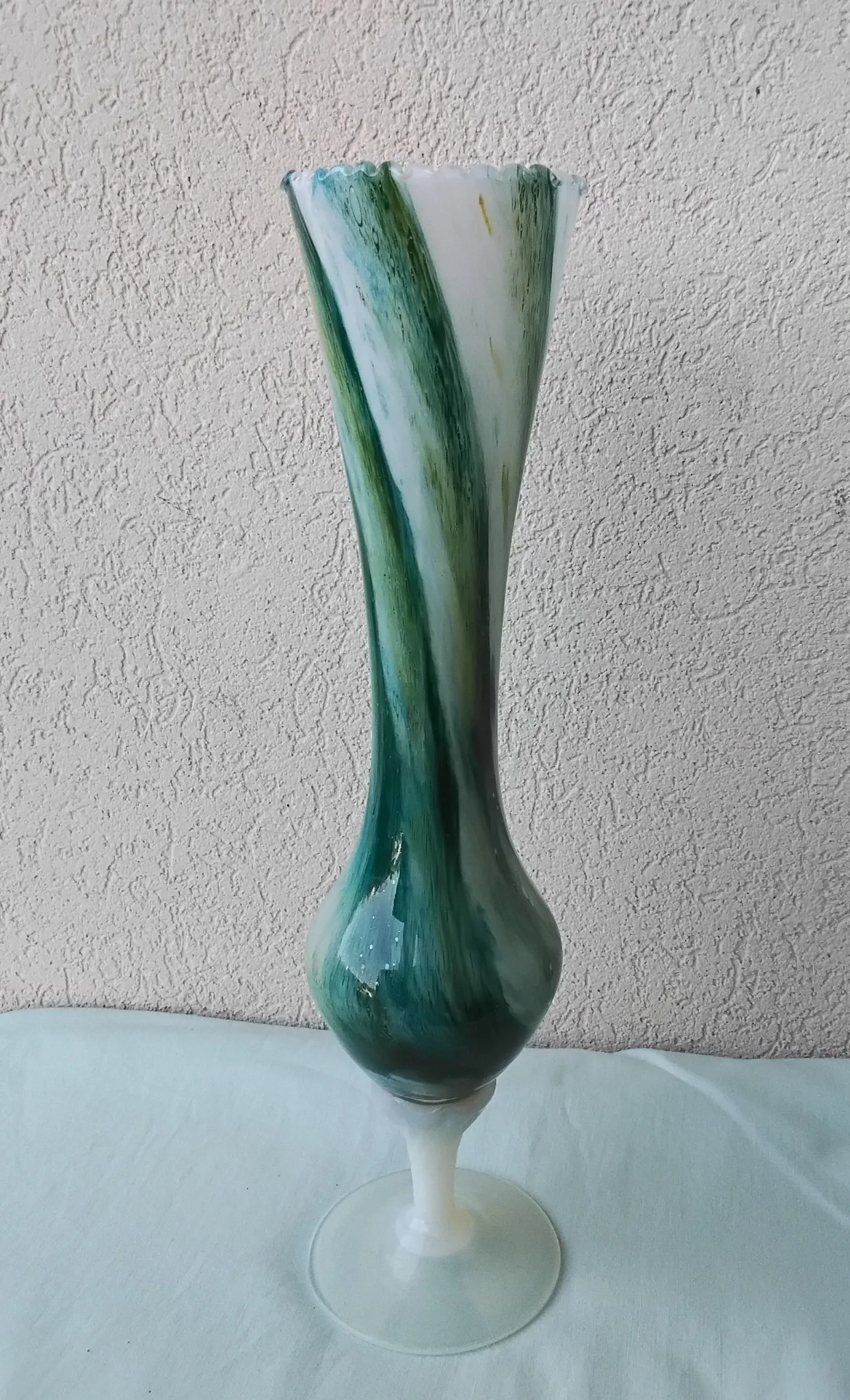 Pedestal vase in opaline