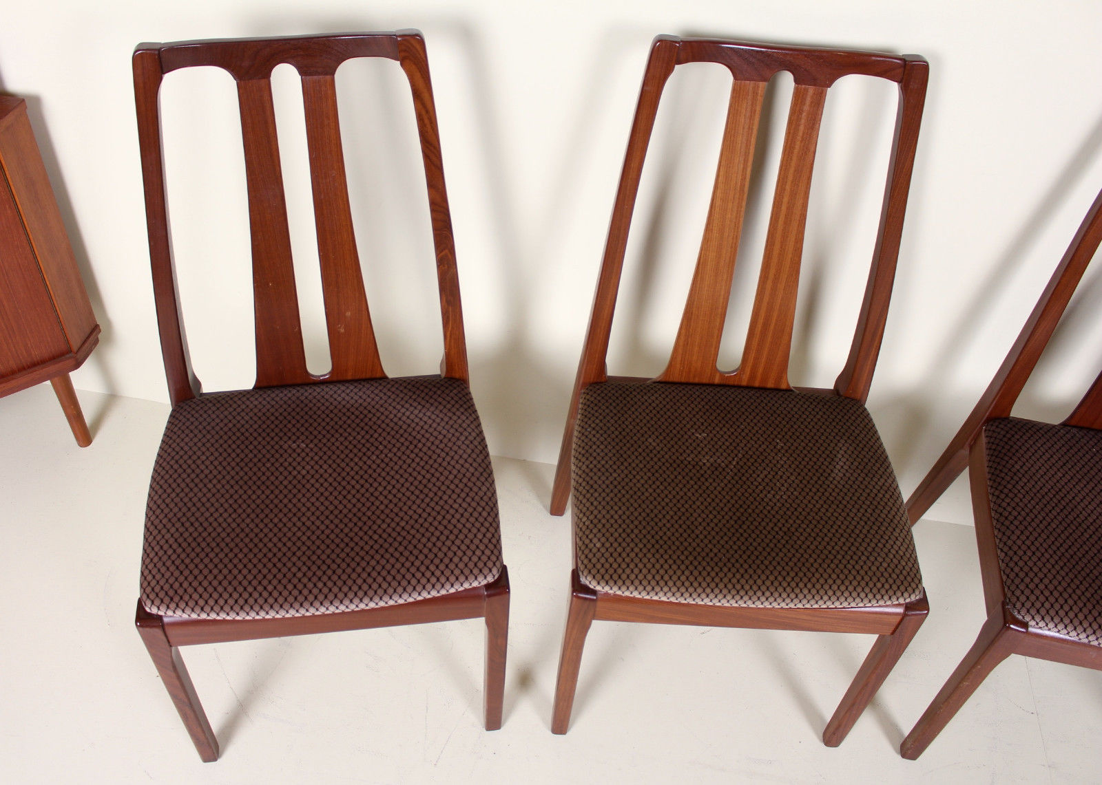 Table of dining room chairs in teak and retro vintage 1970s Nathan