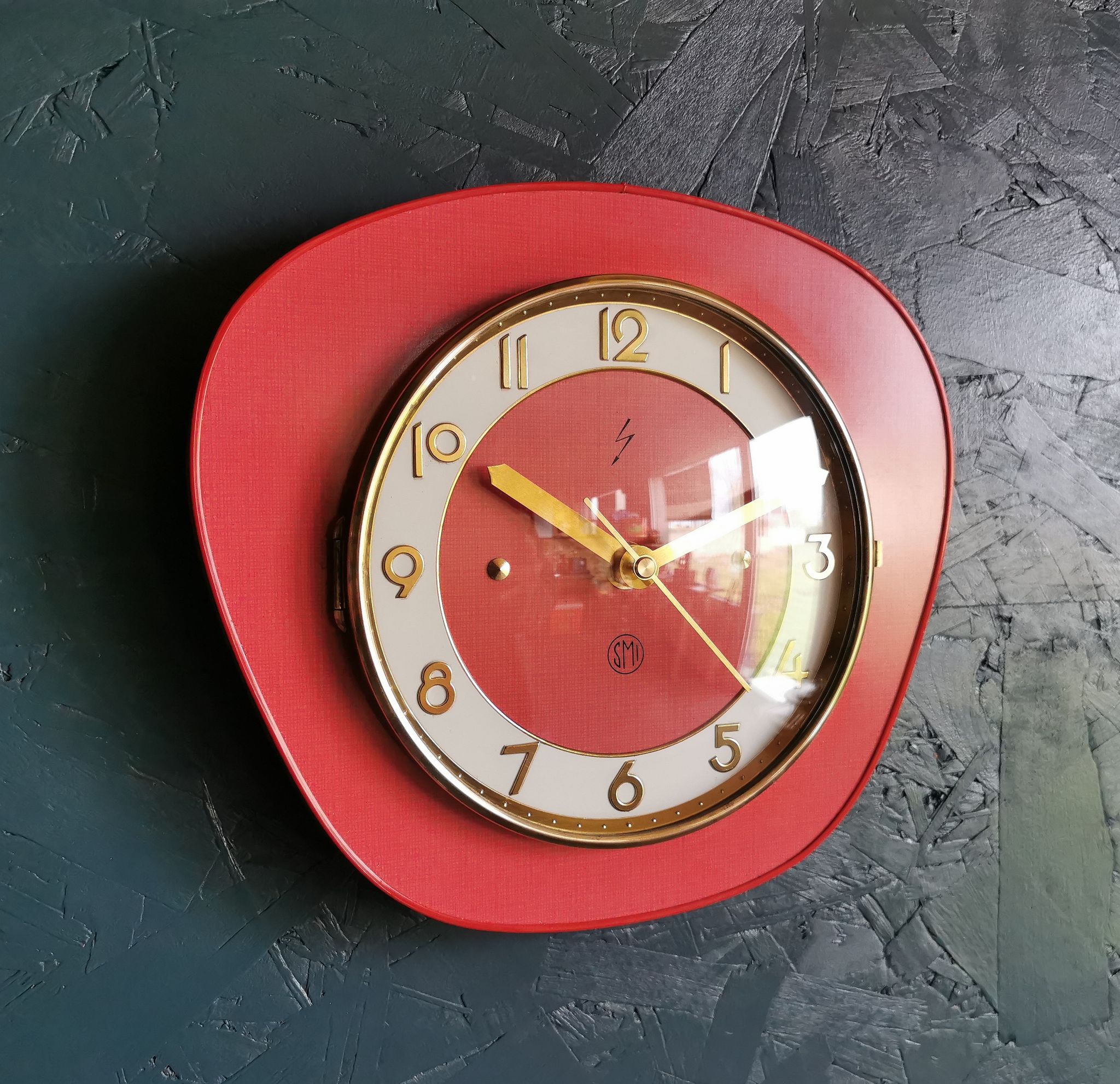 Horloge formica vintage pendule murale silencieuse trapèze "SMI rouge"