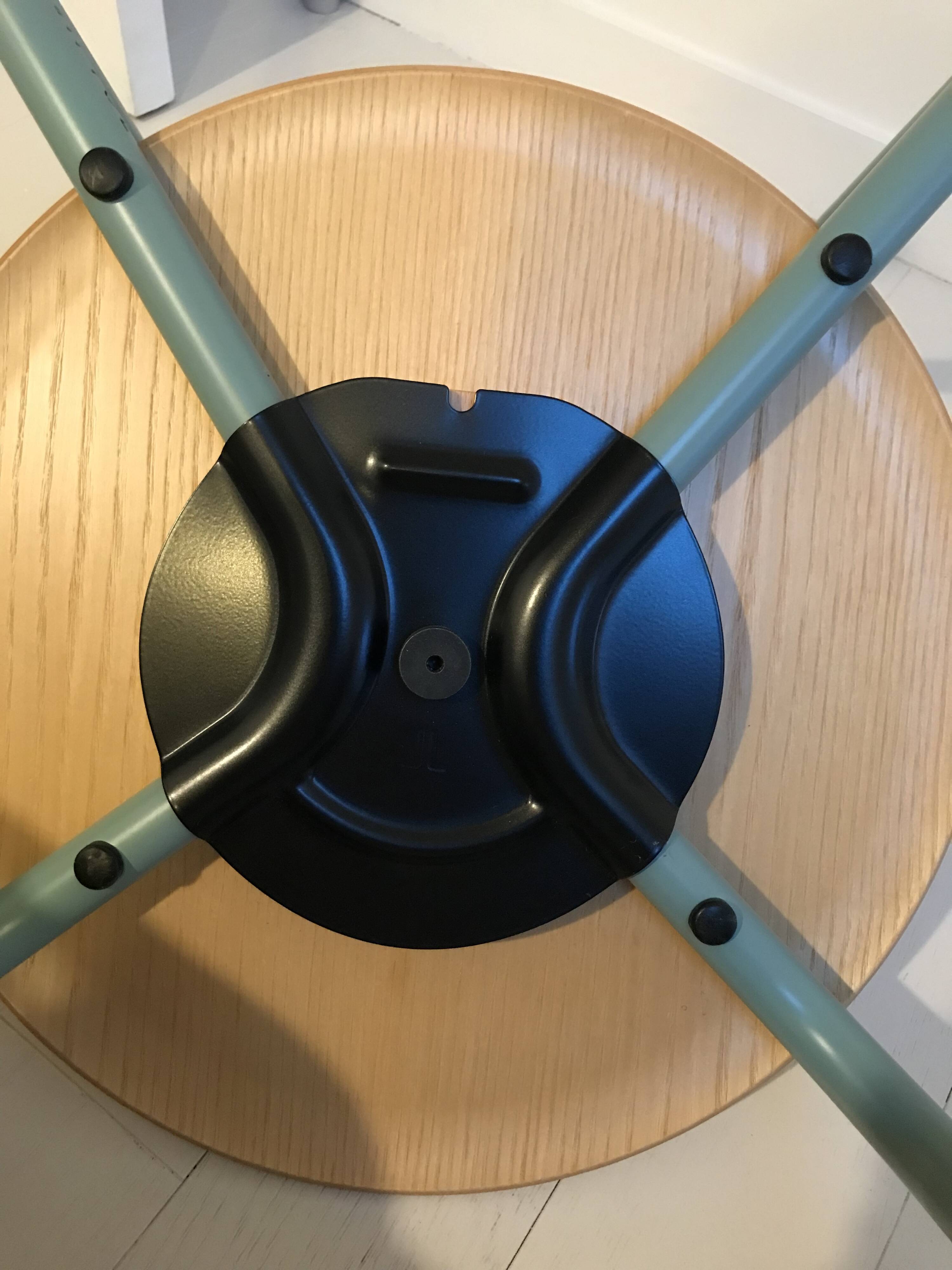 Wood and steel tiptoe SSD chair