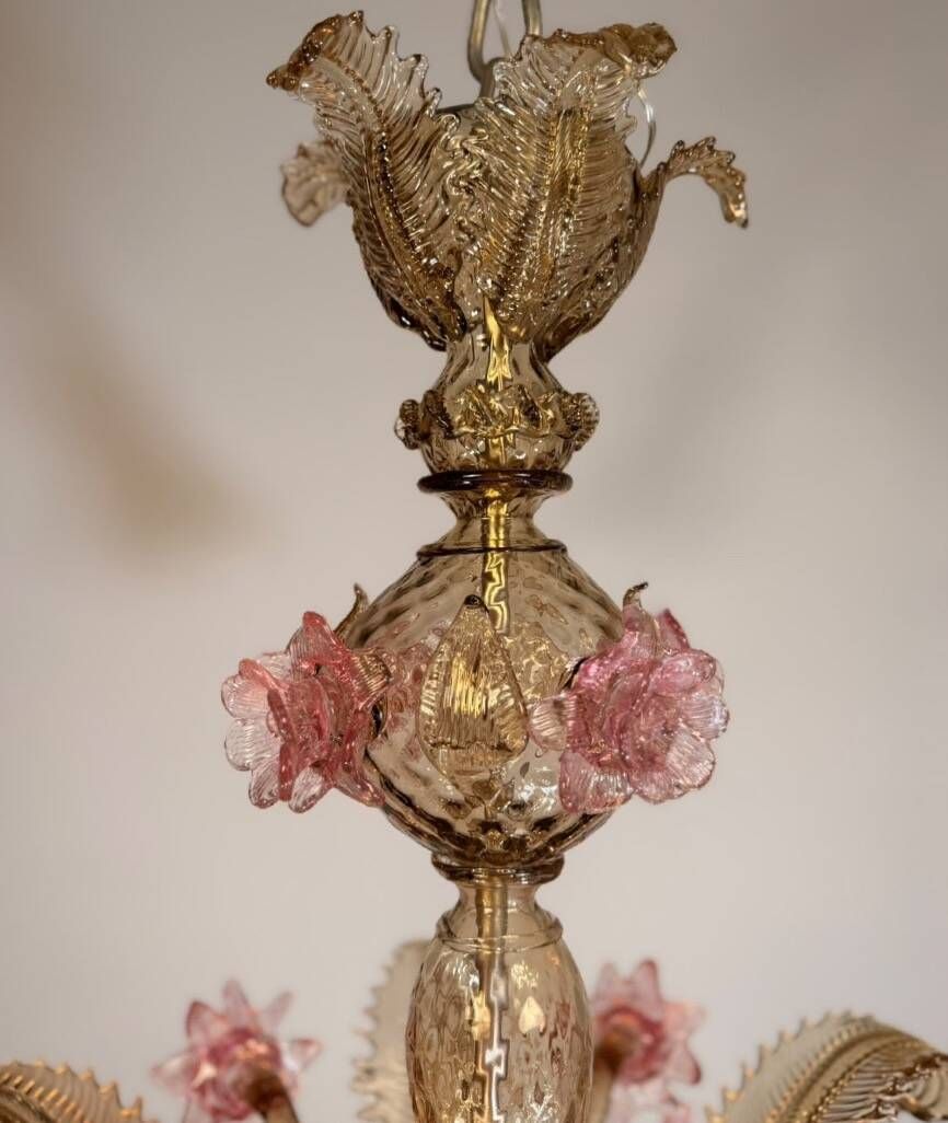 Venetian chandelier in gilded and pink Murano glass, 5 light arms, circa 1930.