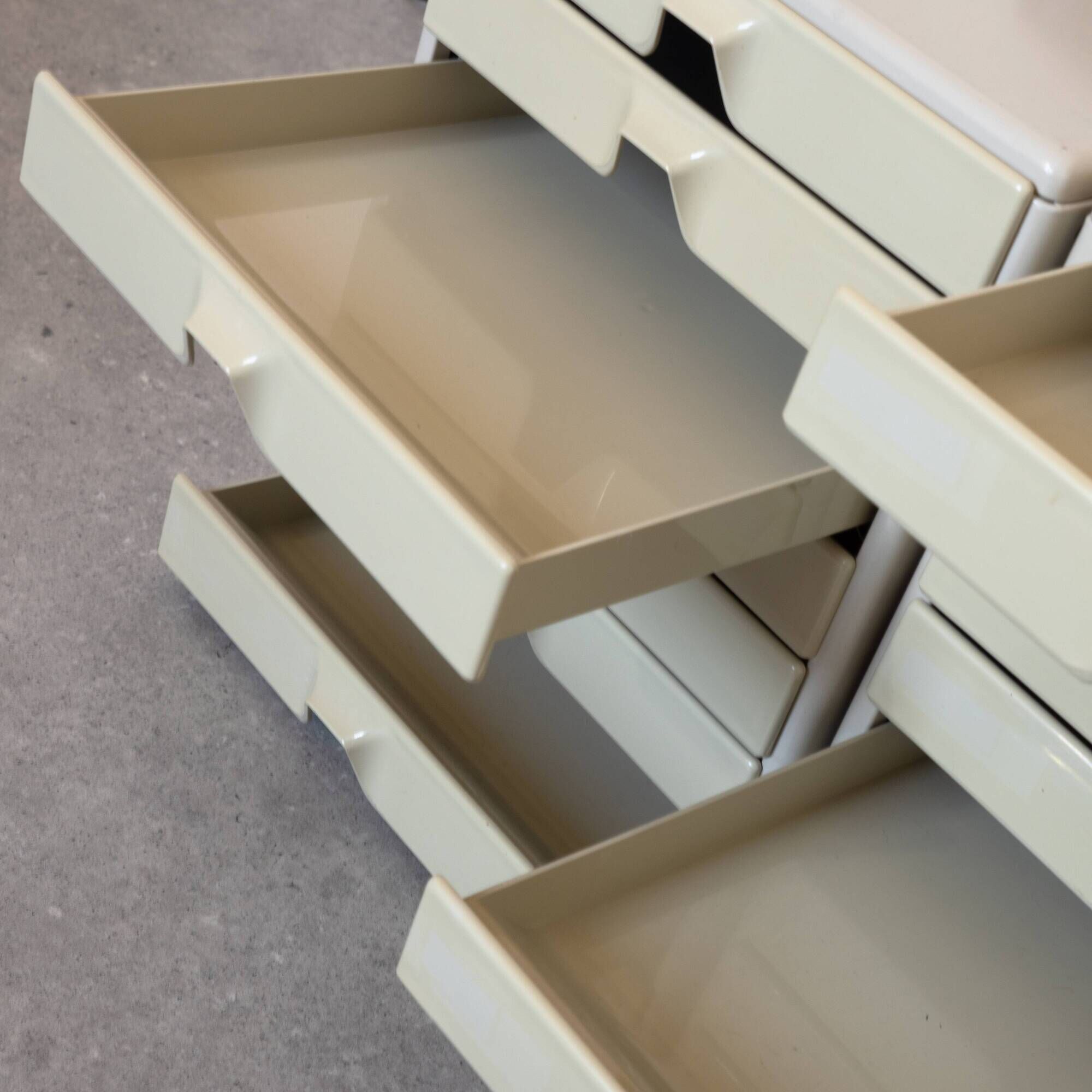 Set of 2 metal and plastic drawer lockers